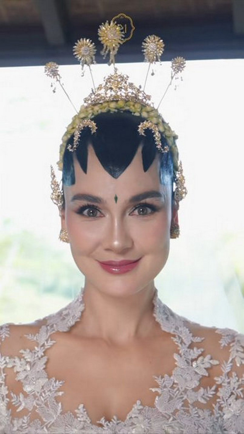 Potret anggun Luna Maya di prosesi ijab kabul.