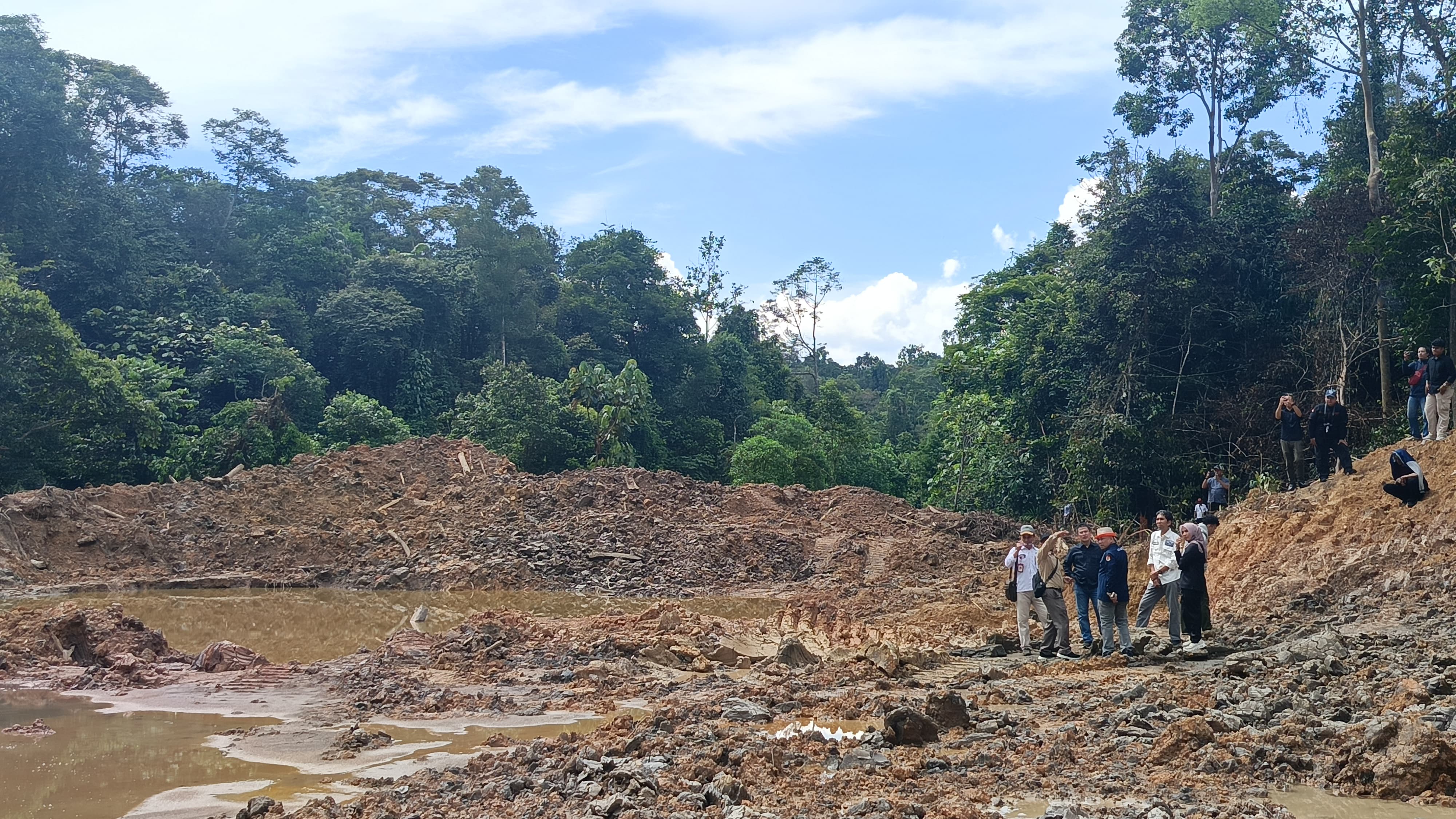 Nilai ekonomis dari penambangan ilegal di KHDTK tengah dihitung. Unmul berpeluang menggugat korporasi yang merusak hutan konservasi itu. (FOTO: IST)