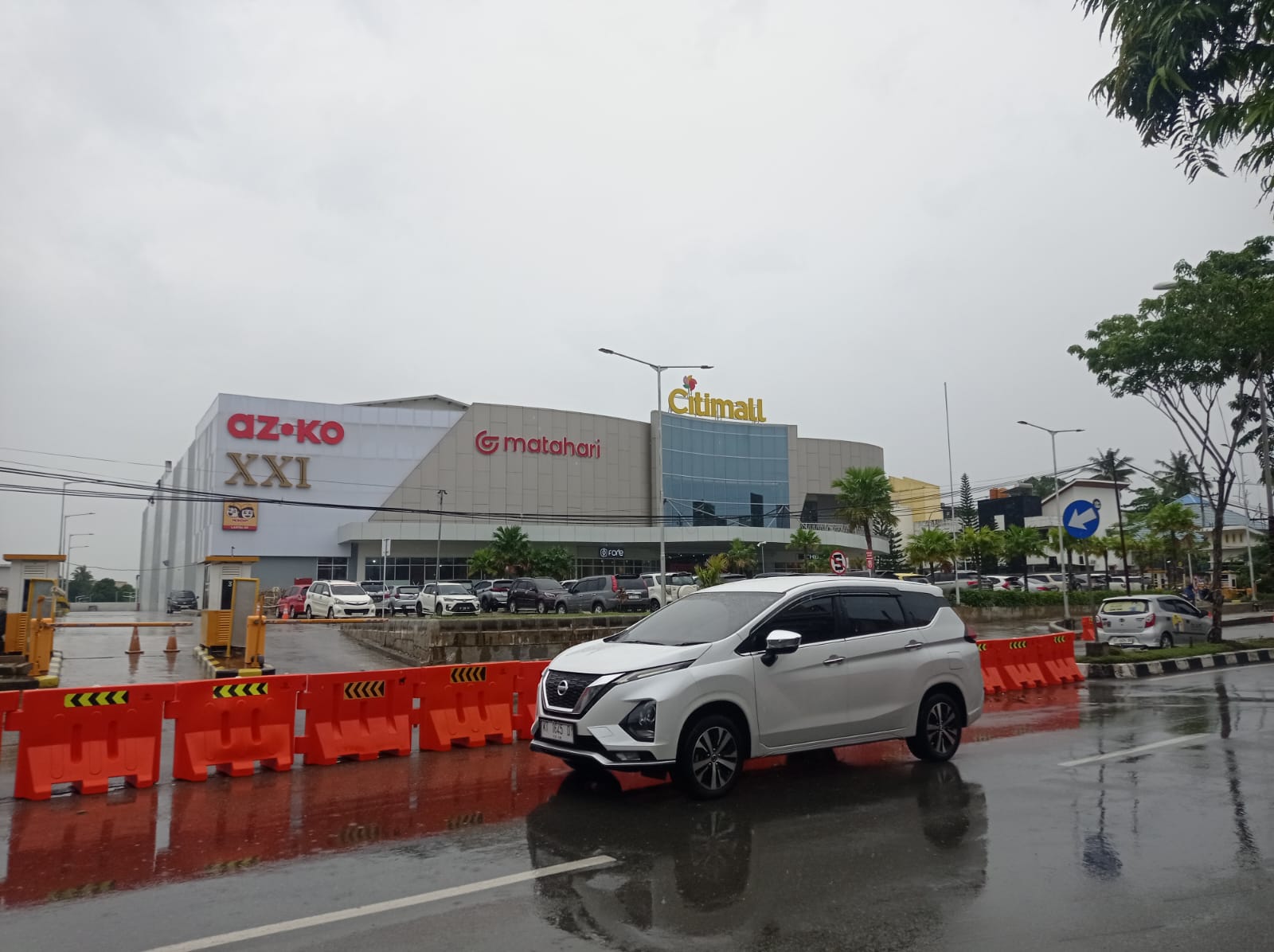 PENUTUPAN: Jalur putar balik di seberang Bontang City Mall bakal ditutup meski saat ini sifatnya sementara, namun bakal dilakukan secara permanen. (ADIEL KUNDHARA/KP)