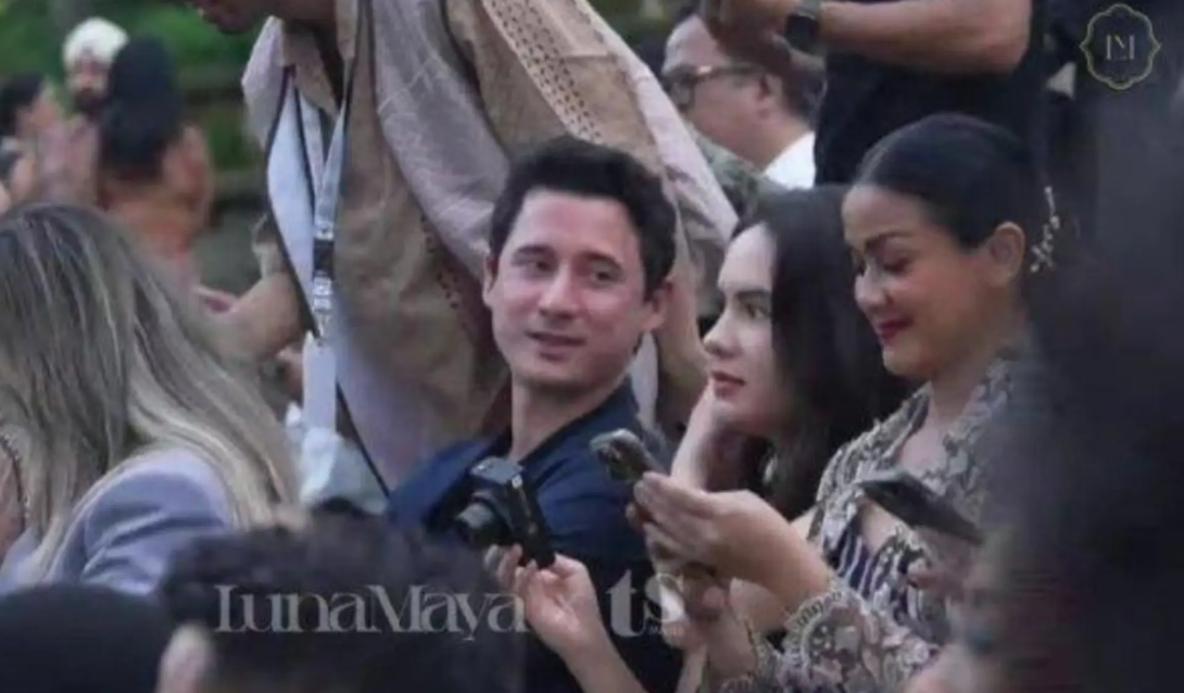 Nino Fernandez menatap Steffi Zamora saat siaran langsung pernikahan Luna Maya dan Maxime Bouttier di Bali, Rabu (7/5/2025).