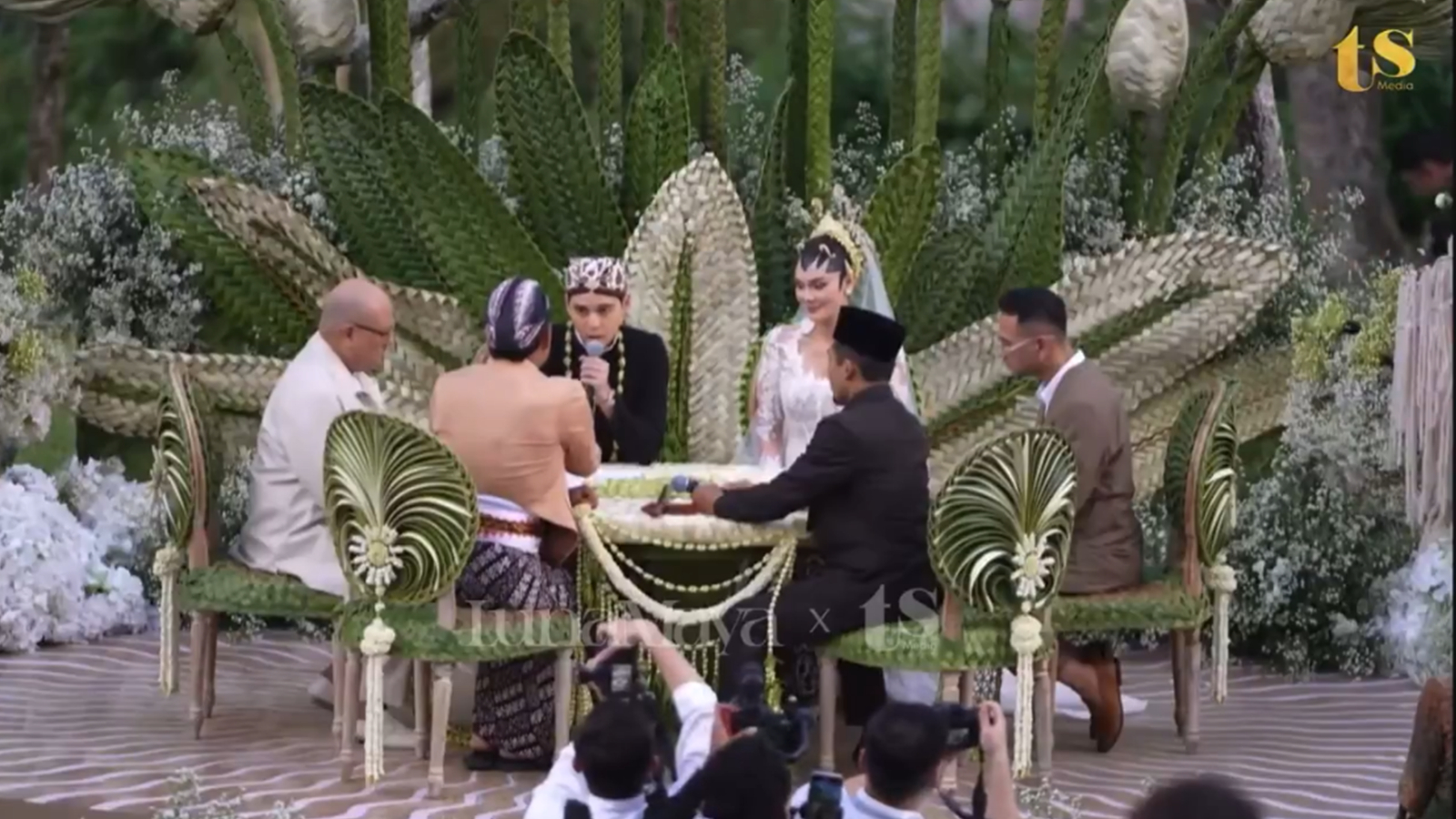 Prosesi ijab kabul Luna Maya dan Maxim Bouttier.