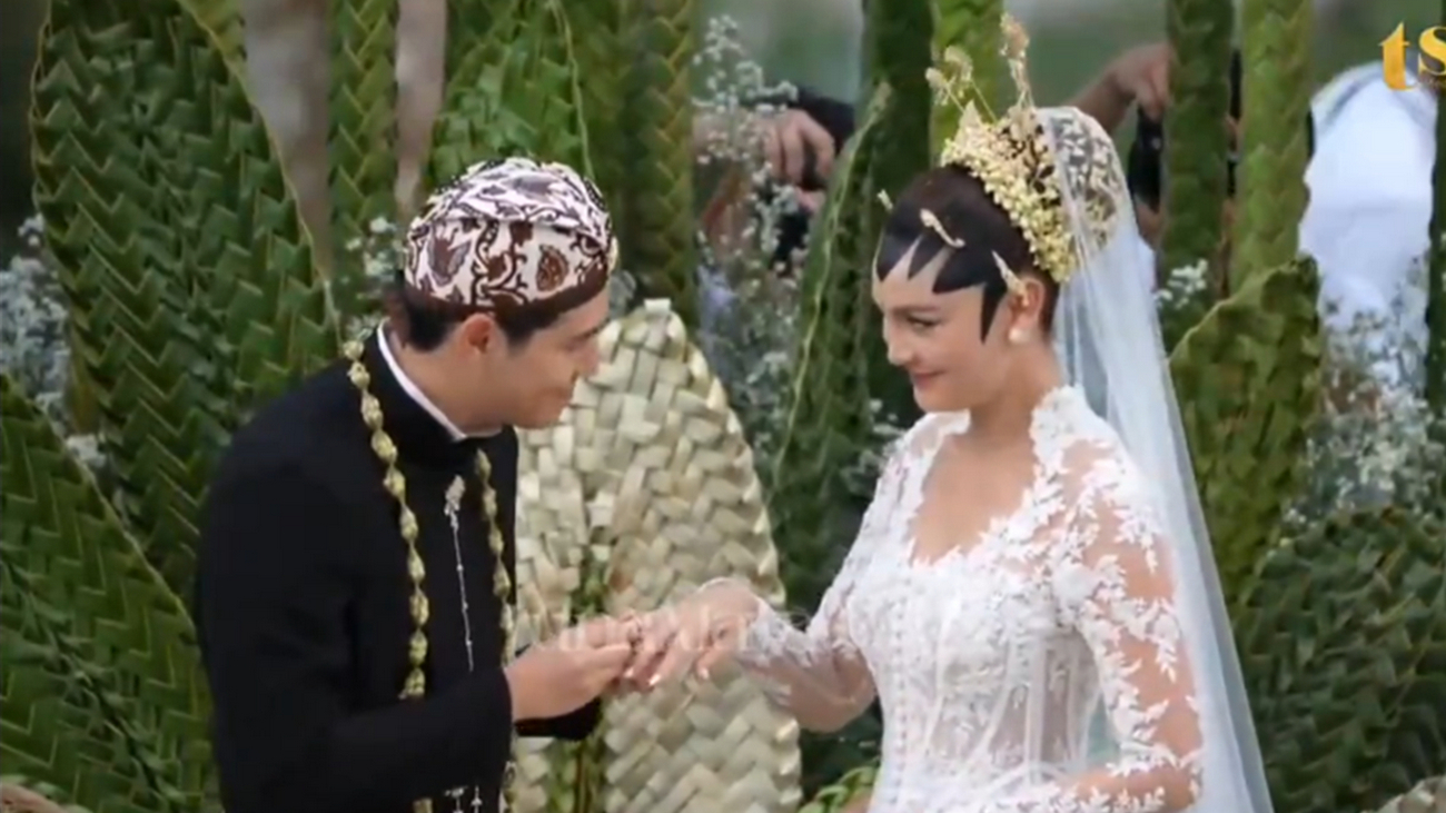 Momen Maxim Bouttier menyematkan cincin di jari manis Luna Maya.