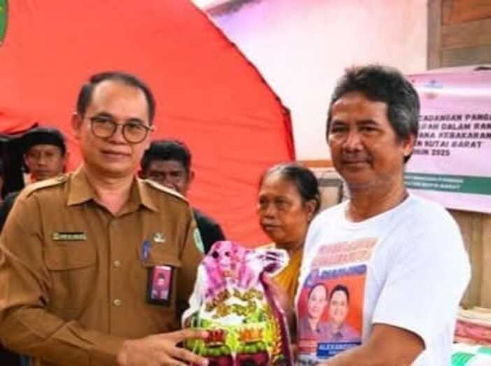 Penyerahan bantuan untuk korban kebakaran di Jengan Danum secara simbolis oleh Plt Asisten III Kamisius Junaidi.