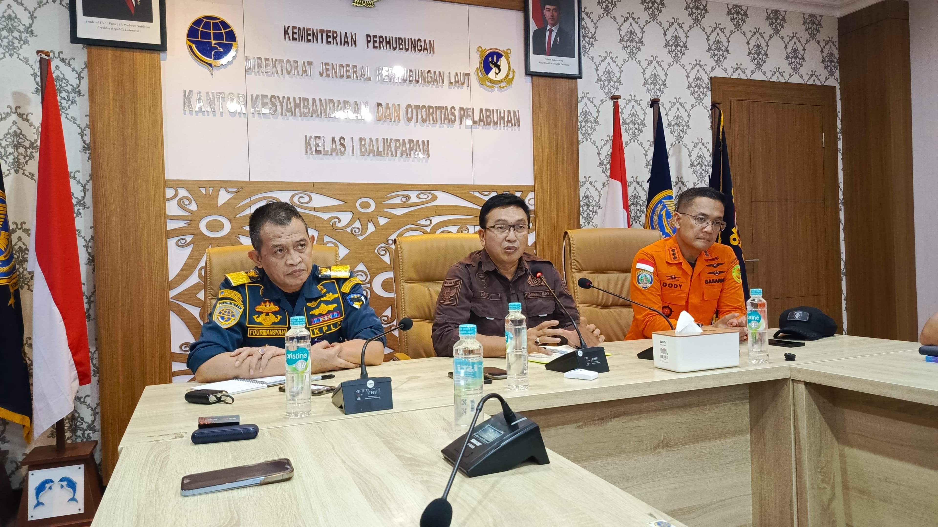 TAK IZIN: Kepala KSOP Balikpapan Capt Heru Susanto (tengah) saat menyampaikan keterangan pers di Kantor KSOP Kelas I Balikpapan, Selasa (6/5).