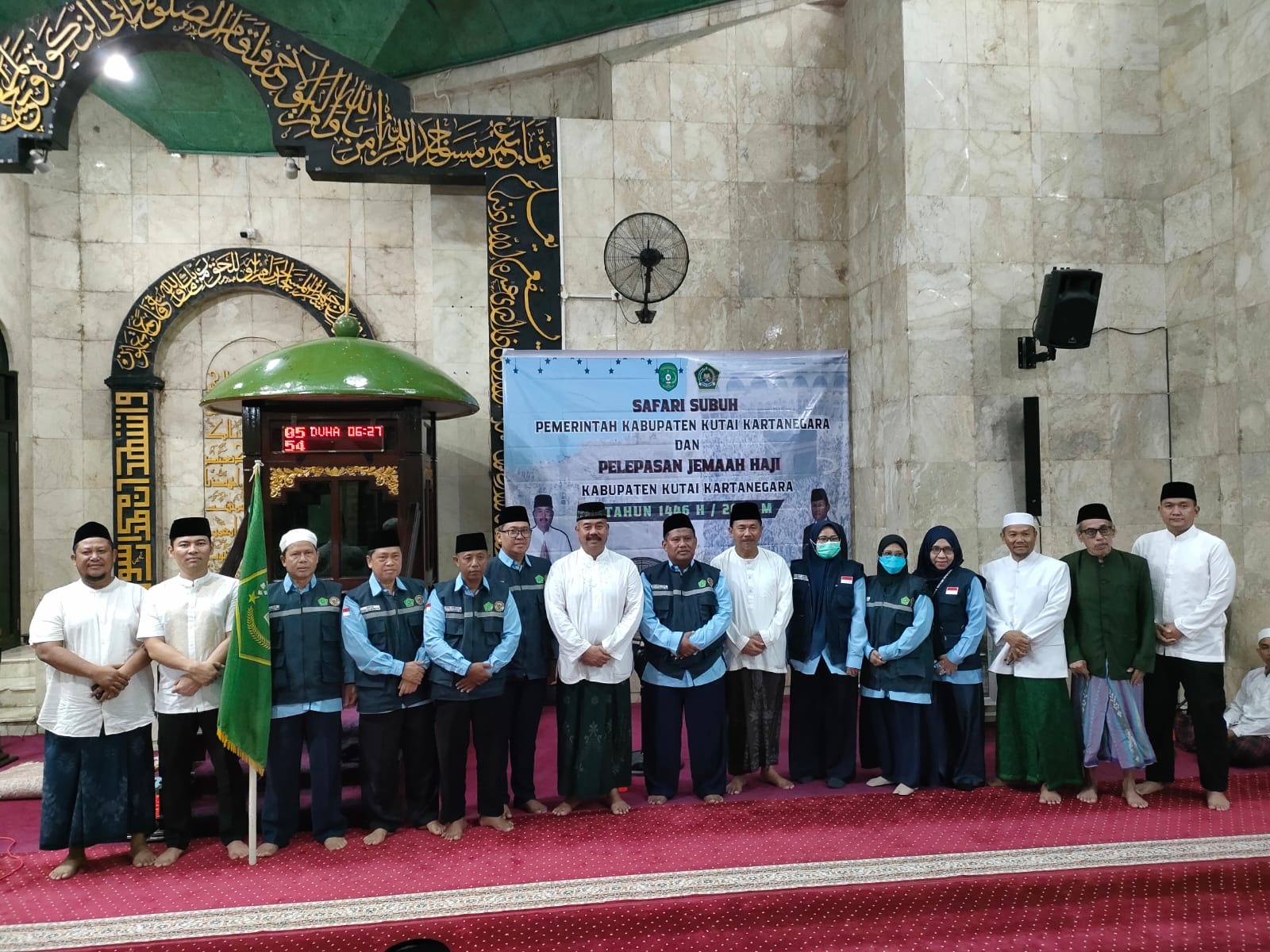 LEPAS JAMAAH: Bupati Kukar Edi Damansyah melepas secara simbolis para calon jamaah haji asal Tenggarong di Masjid Agung SAMS.