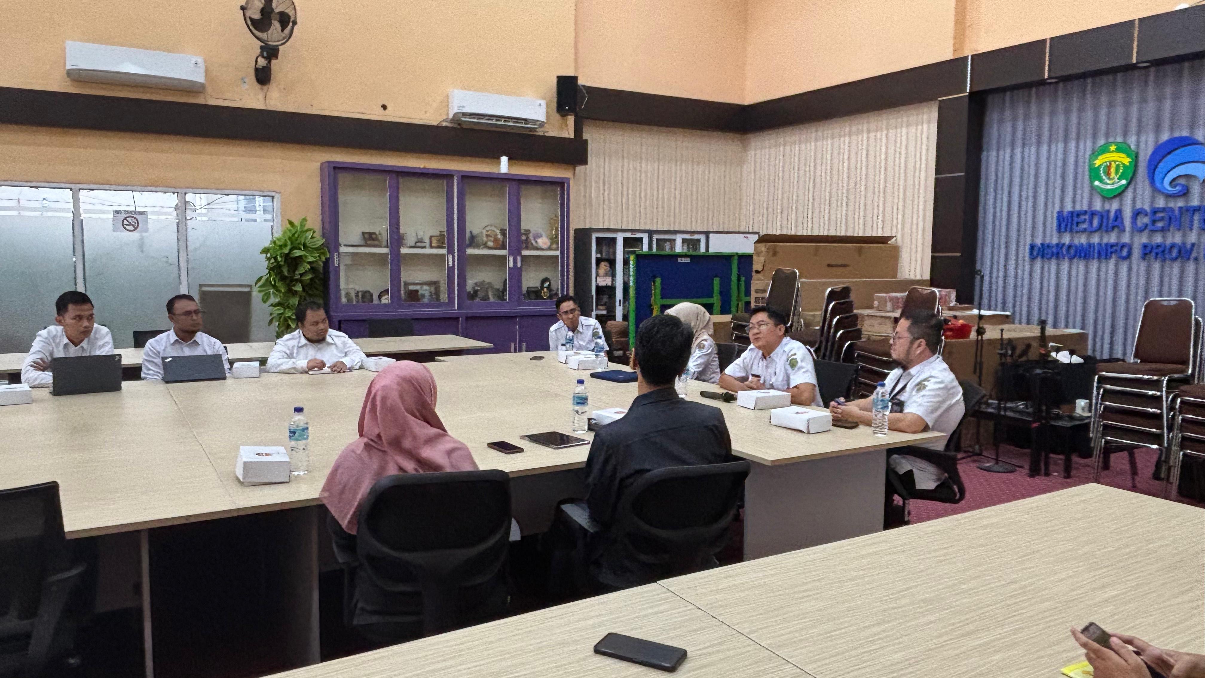 TEKNIS: Suasana rapat persiapan bimtek SPLP di Diskominfo Kaltim, Rabu (7/5).