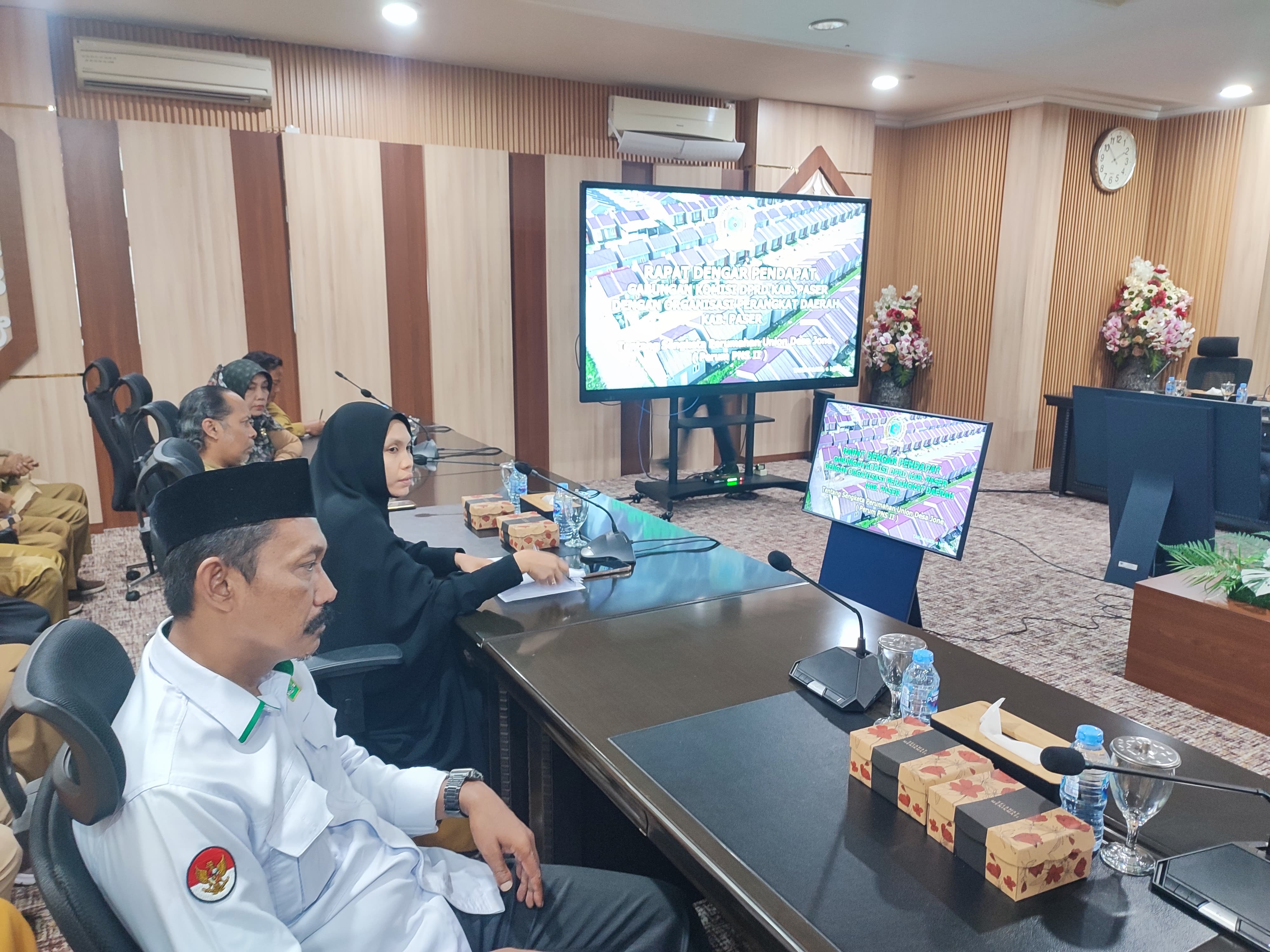 Warga Perumahan Union Jone II menghadap ke DPRD Paser terkait sengketa lahan, Selasa (6/5/2025).