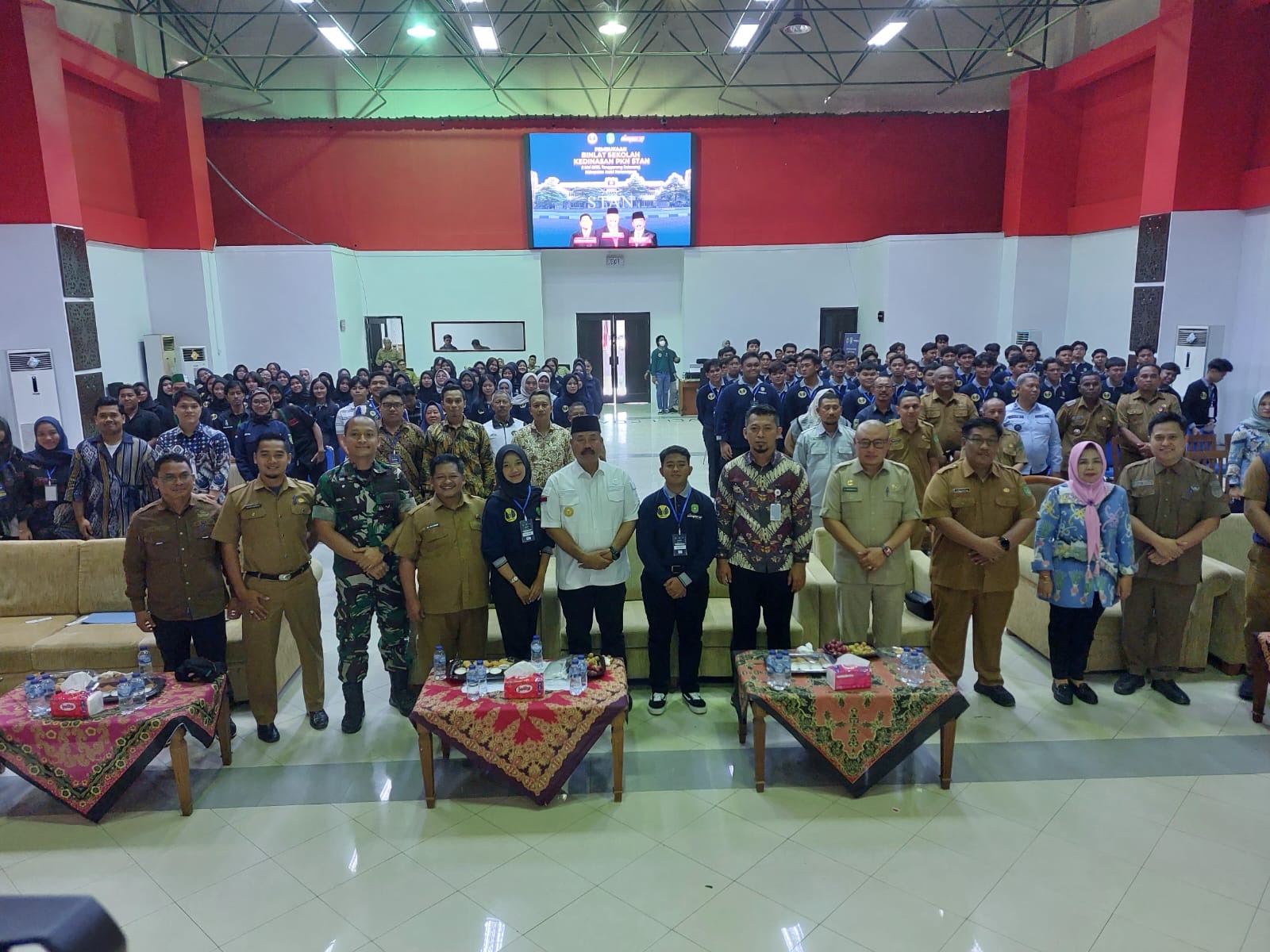 KERJA SAMA: Bupati Kukar Edi Damansyah bersama para peserta Binlat PKN STAN.