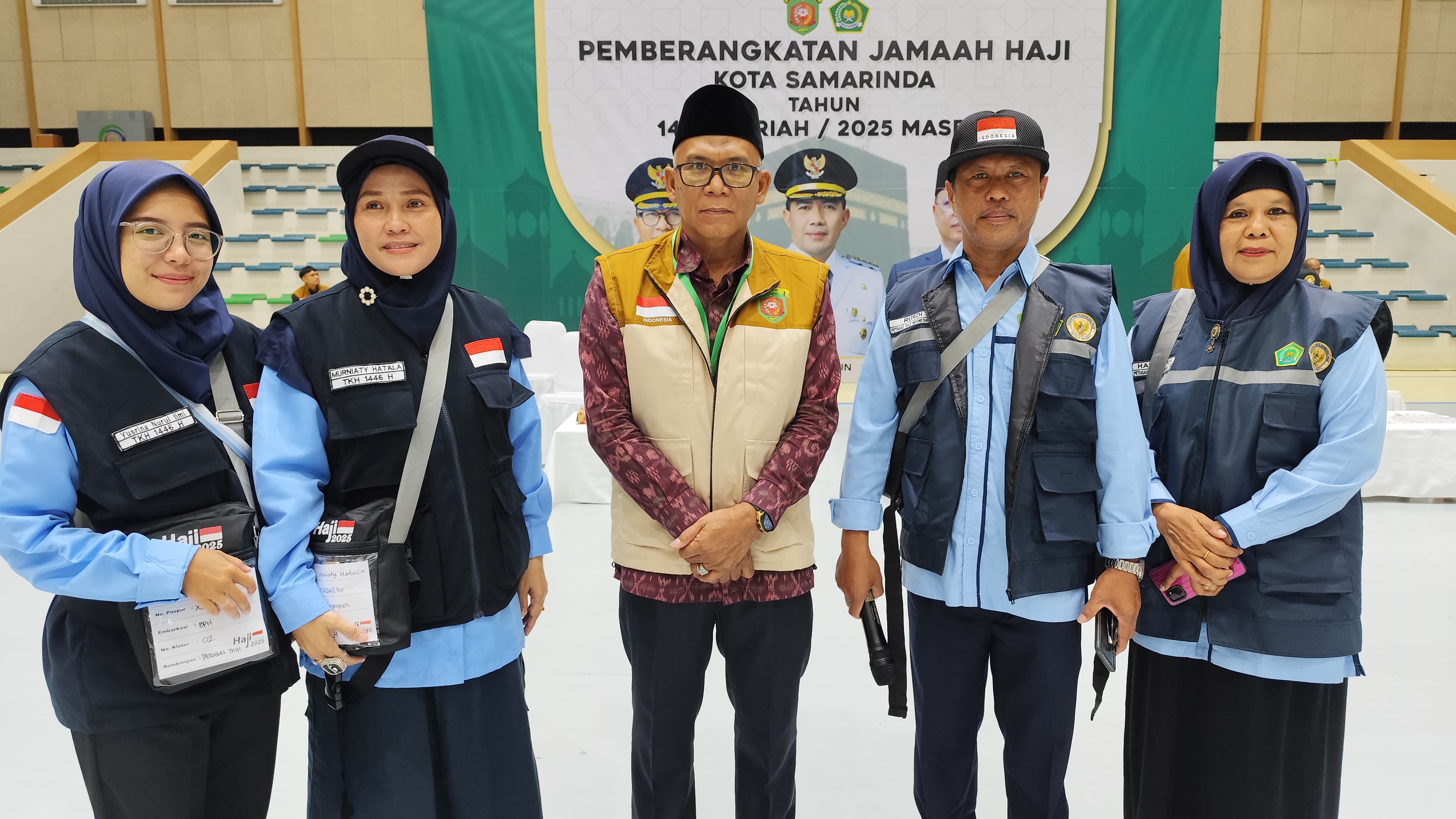 KOMPAK: Dokter Murniaty Hatala (kedua kiri) bersama tim pendamping jamaah haji Kloter 2 Embarkasi Balikpapan dari Samarinda, di sela seremonial pelepasan jamaah di GOR Segiri, Selasa (6/5). (FOTO DENN