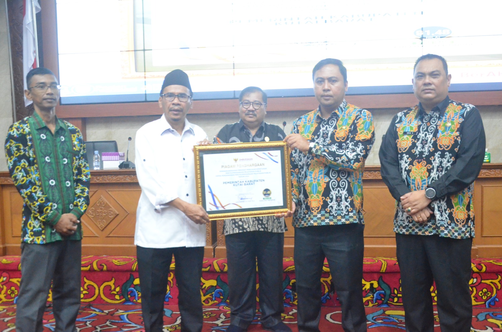 SERAHKAN: Penyerahan penghargaan Ombudsman kepada pemerintah Kabupaten Kutai Barat. (SUNARDI/KP)