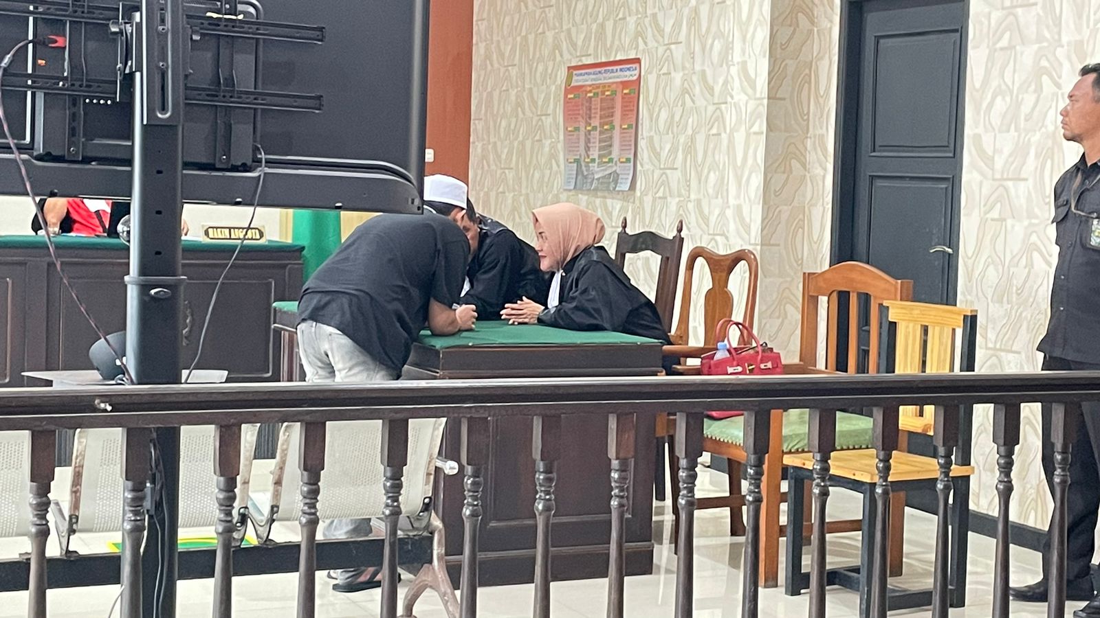 Putusan ini langsung memicu tangis histeris dari istri korban, Febby Ayu. Sambil menggendong anaknya, Febby tak kuasa menahan kesedihan.