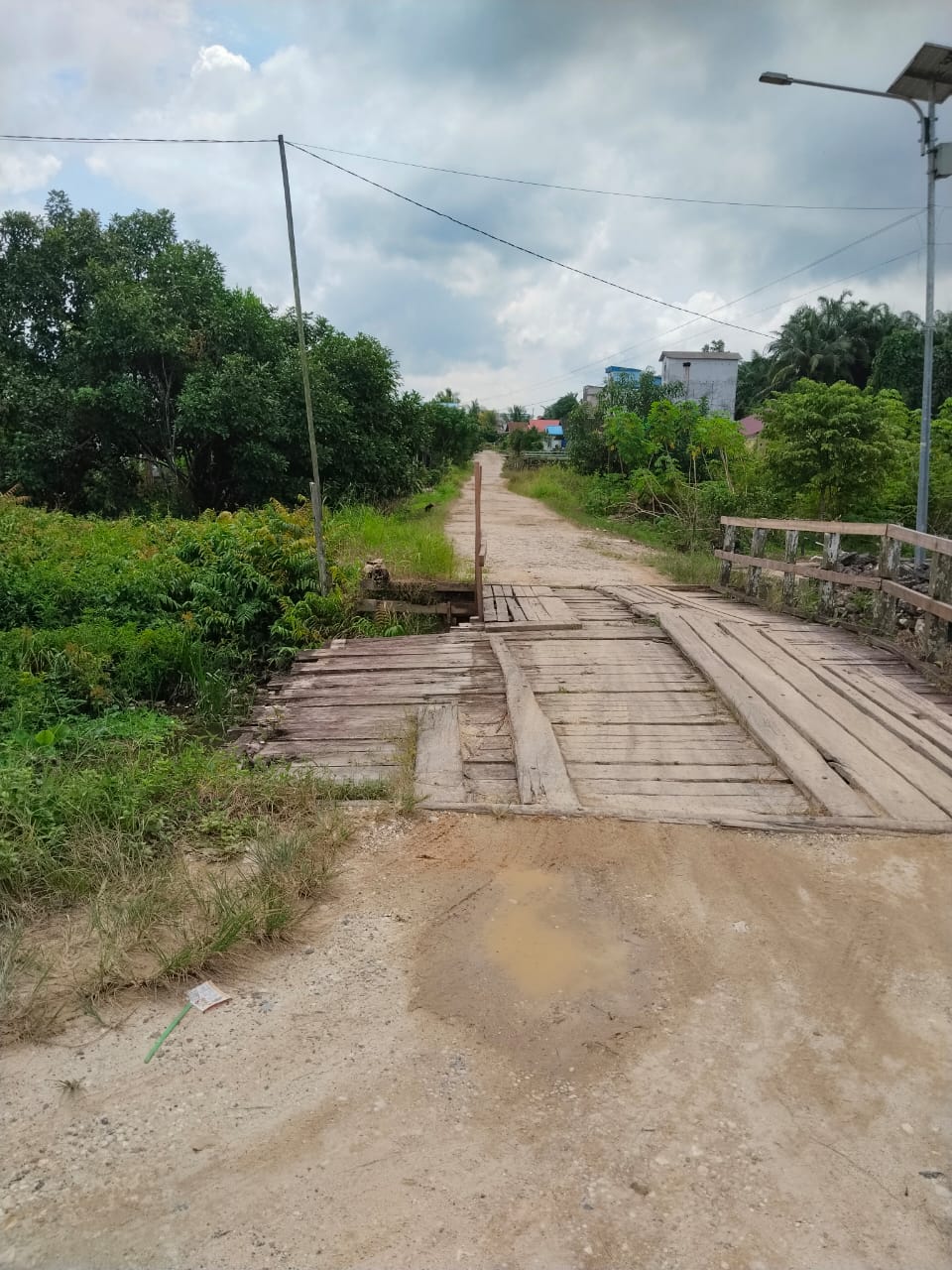 RUSAK: Dinas PUPR PPU menjanjikan ketersediaan anggaran tahun ini untuk pembangunan jembatan ulin yang rusak di Babulu Darat, Kecamatan Babulu ini.