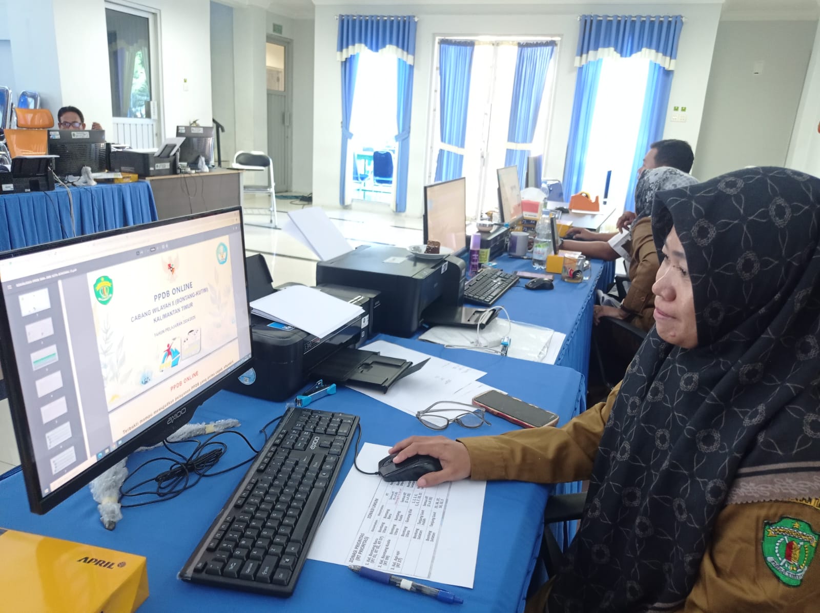 Operator sekolah akan melakukan penghitungan prestasi dari calon siswa baru pada SPMB tahun ini. (ADIEL KUNDHARA/KP)