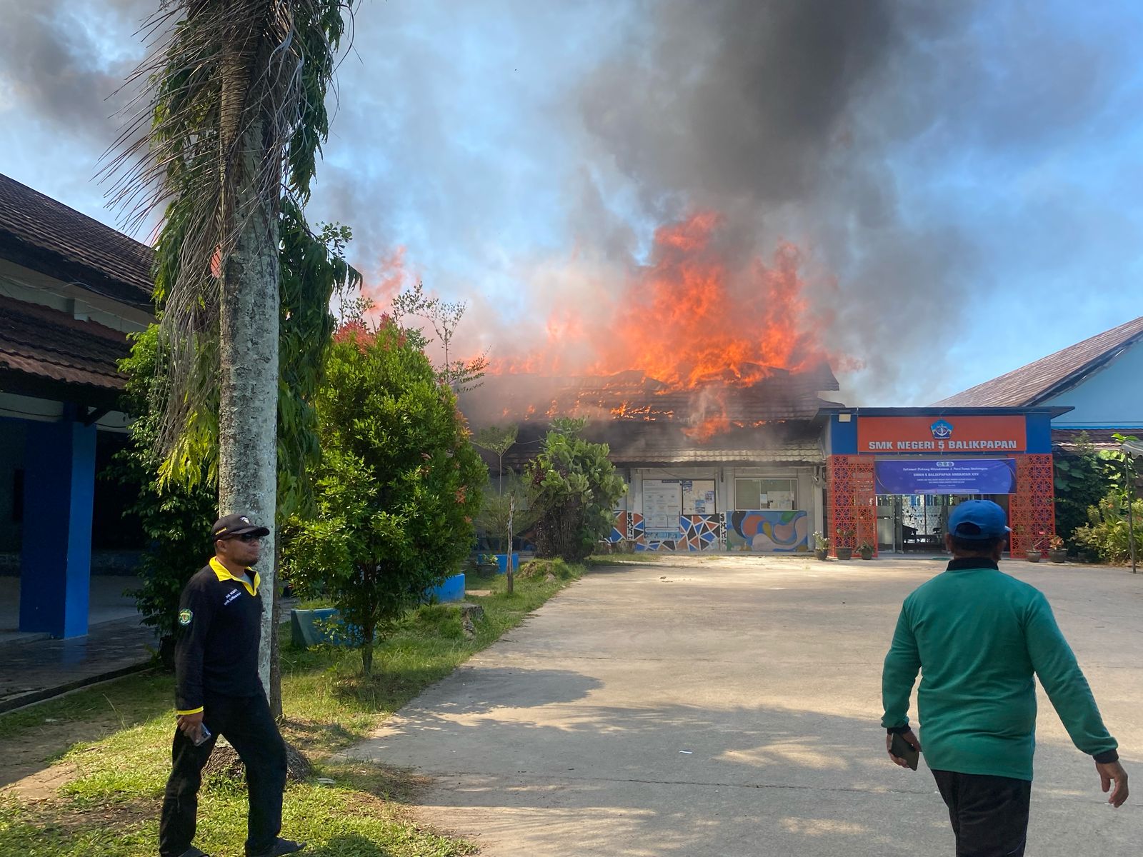 MASIH DISELIDIKI: Diduga akibat korsleting listrik, sejumlah ruangan di SMK 5 Balikpapan terbakar, Kamis (8/5).