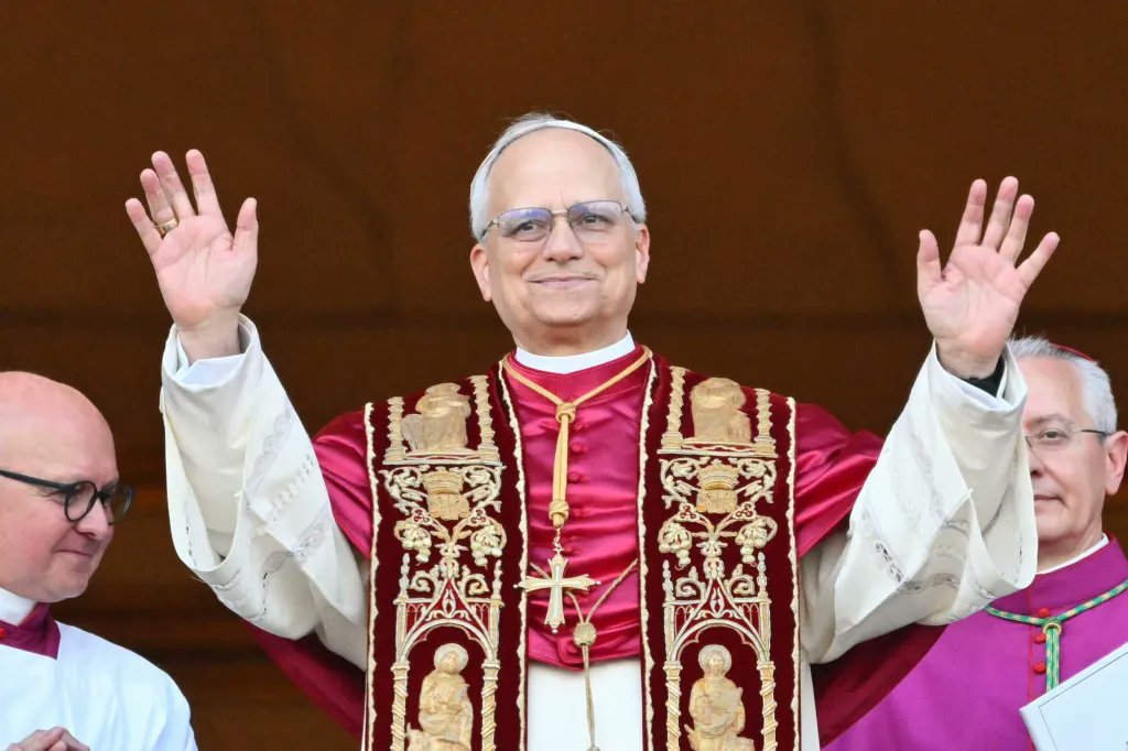 PAUS TERPILIH 2025: Paus Leo XIV menyapa umat Katolik dari Balkon Basilika pada Kamis, 8 Mei 2025.