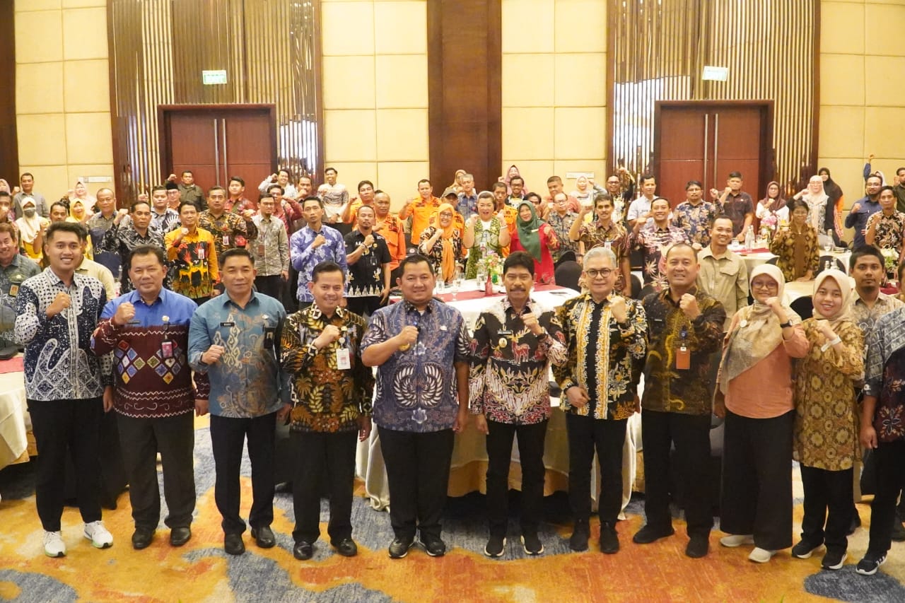 RPJMD: Bupati PPU, Mudyat Noor (lima kiri) dan Wakil Bupati PPU, Abdul Waris Muin (enam kiri) bersama kepala OPD saat melakukan pembahasan RPJMD. (FOTO: IST)