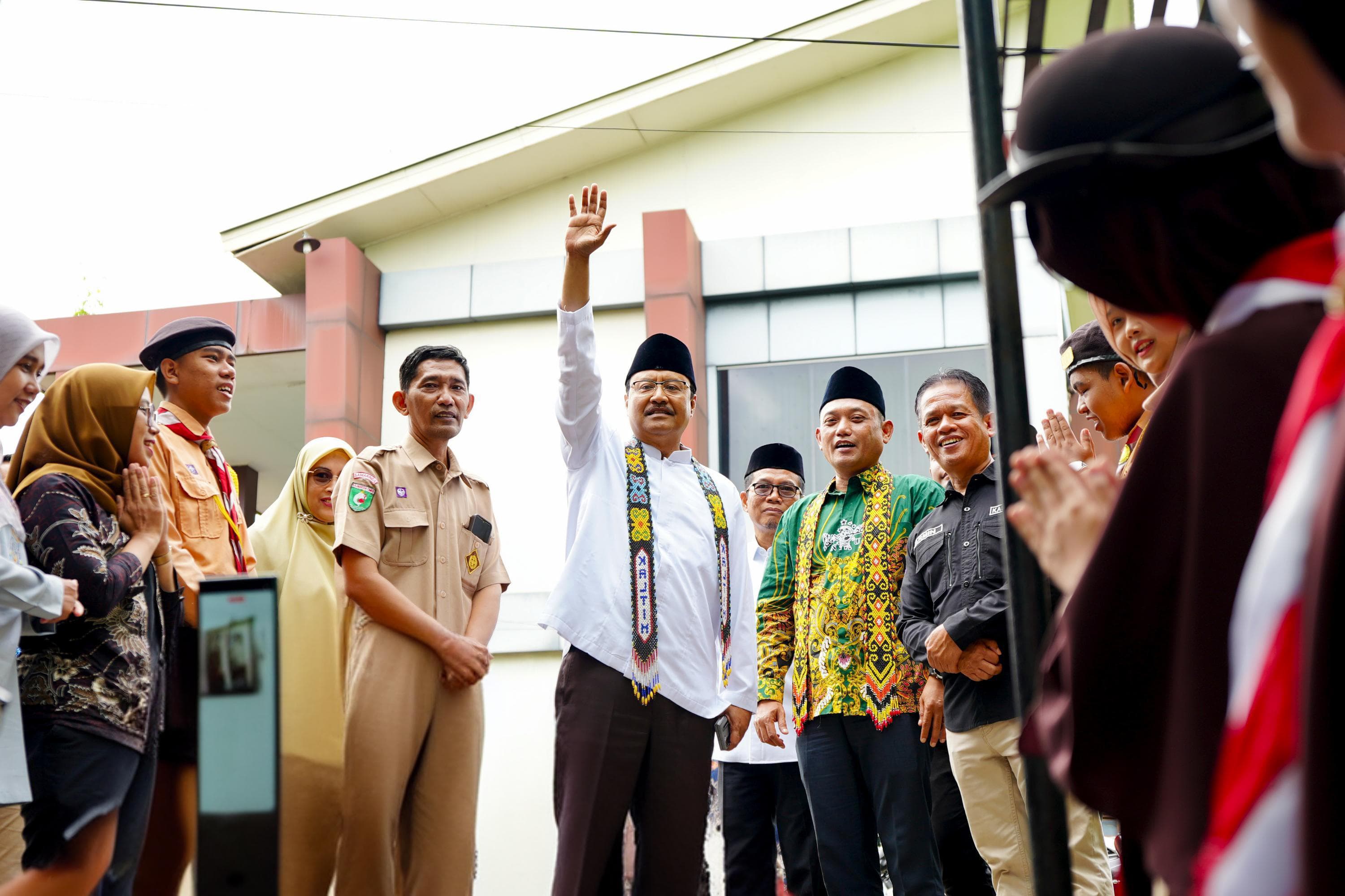 Saifullah Yusuf (tengah) ketika menyambangi SMA 16 Samarinda di Kecamatan Samarinda Utara, dalam lawatannya ke Samarinda, Sabtu (10/5).