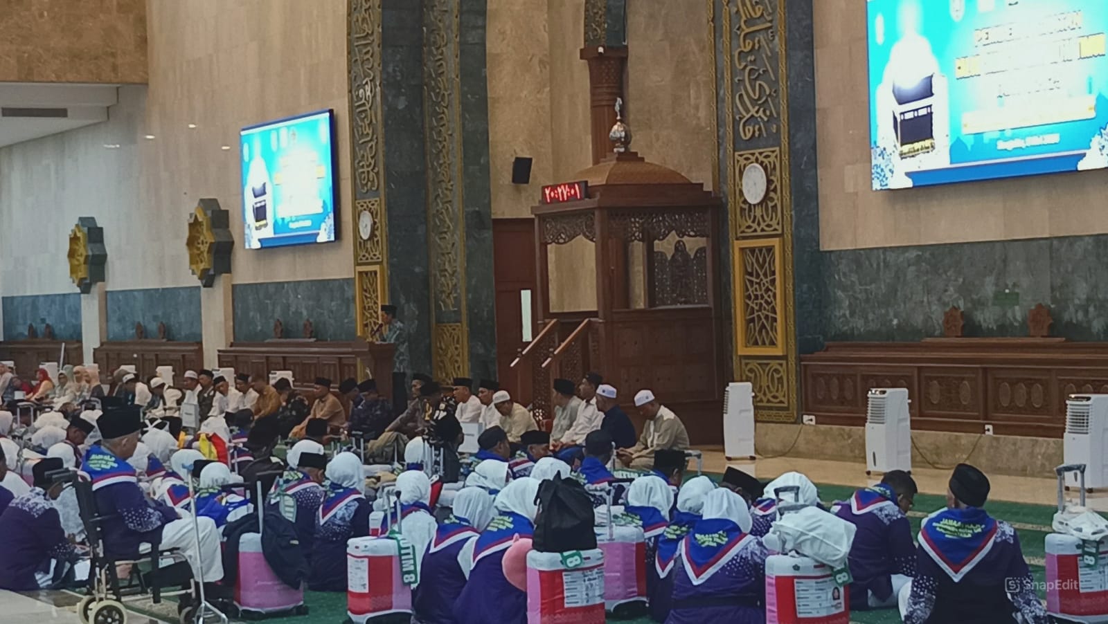 IBADAH: Calon jamaah haji dari Kutai Timur dilepas secara seremonial oleh bupati dan unsur forkopimda di Masjid Al-Faruq.&nbsp;(Jufriadi/KP)