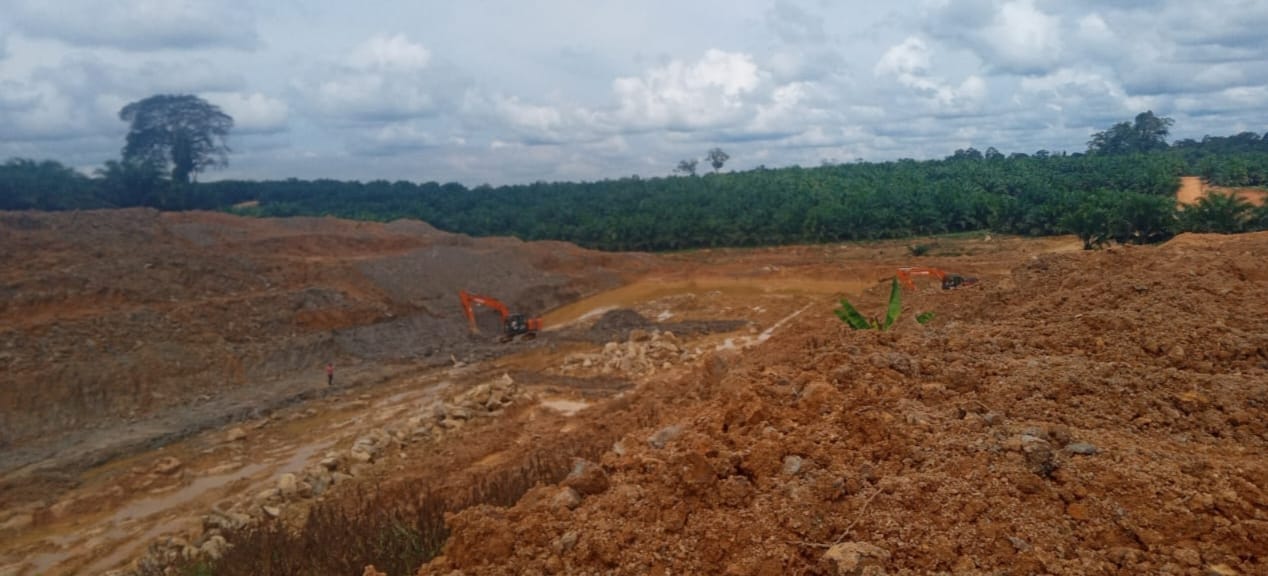 DIKELUHKAN: Lahan penambangan galian C diduga menggunakan bahan peledak. (Istimewa)