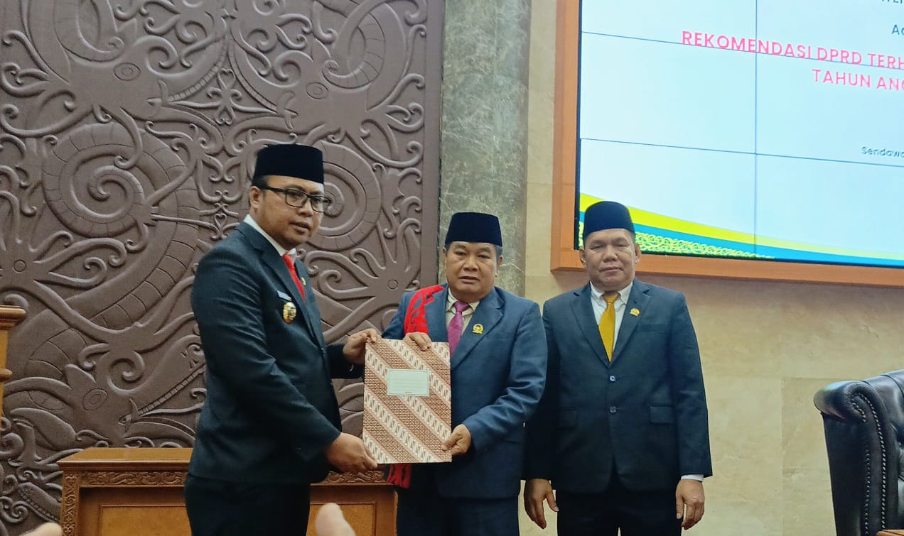 KOLABORASI: Bupati Kutai Barat menerima rekomendasi dari DPRD Kubar yang diserahkan oleh Ketua DPRD Kubar saat Rapat Paripurna.