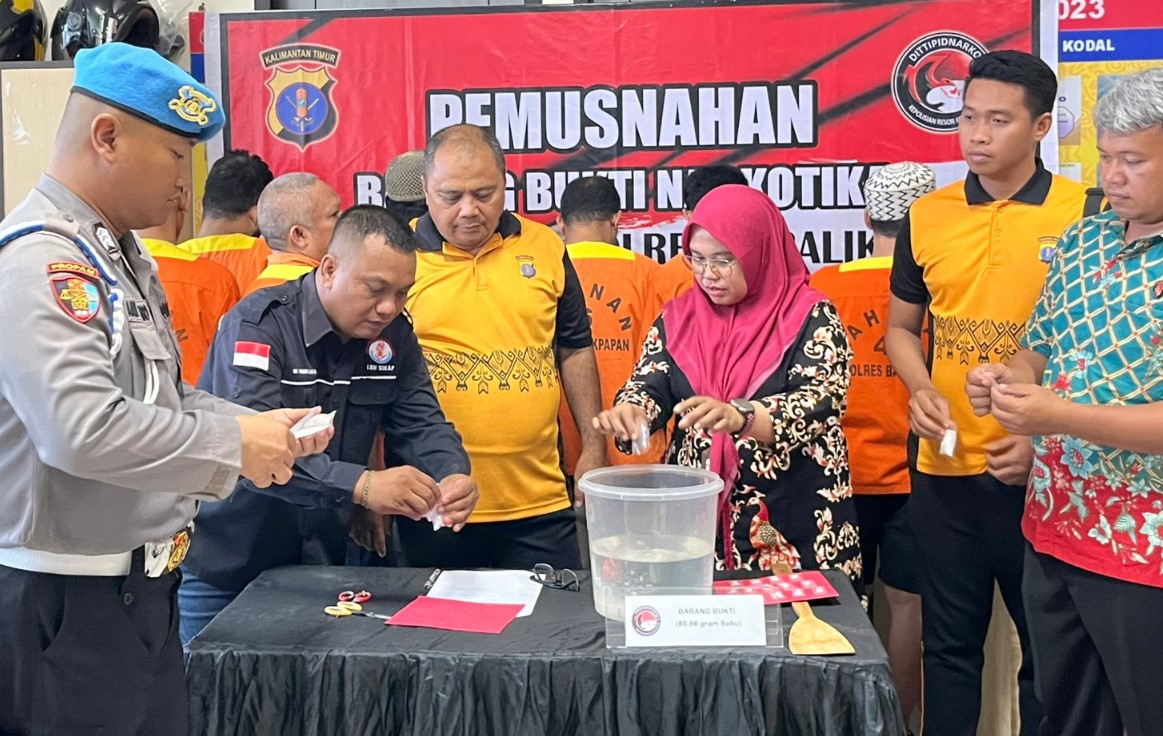 MUSNAH: Barang butki sabu dimusnahkan di hadapan tujuh tersangka oleh penyidik Satresnarkoba Polresta Balikpapan.