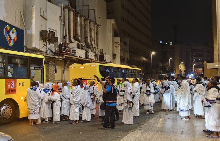 Jemaah haji Indonesia dimudahkan dengan layanan bus Shalawat yang mengantar mereka pulang-pergi dari hotel ke Masjidil Haram tanpa biaya.