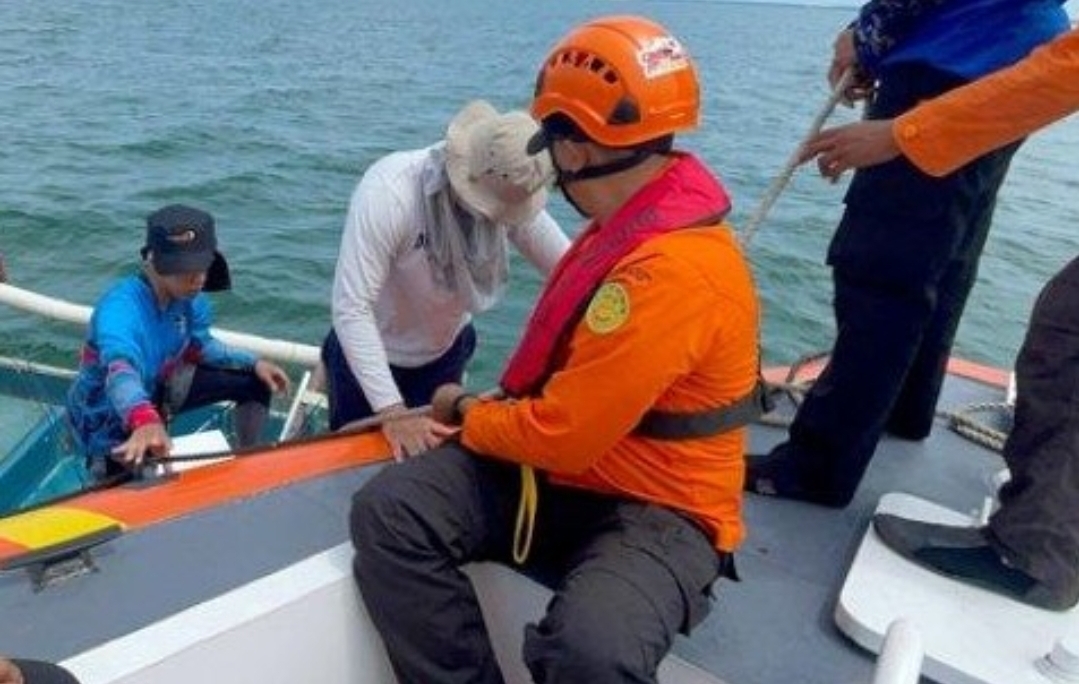 EVAKUASI: Tiga pemancing selamat setelah kapal mereka mengalami kerusakan mesin kemudian dievakuasi tim SAR.