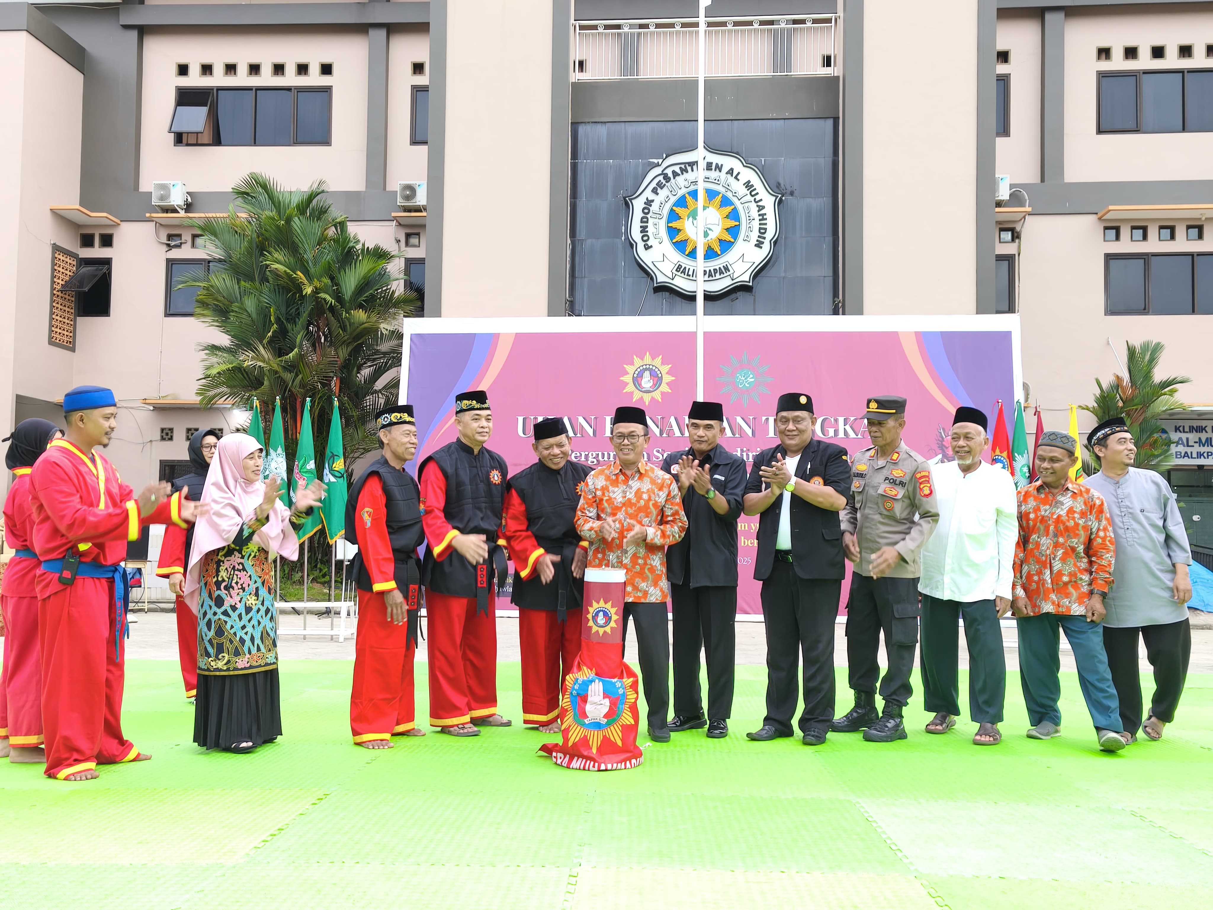 Ketua Pimpinan Daerah Muhammadiyah Kota Balikpapan  Muhammad Hendro (batik, tengah) didaulat membuka kegiatan, yang ditandai dengan penancapan segu.