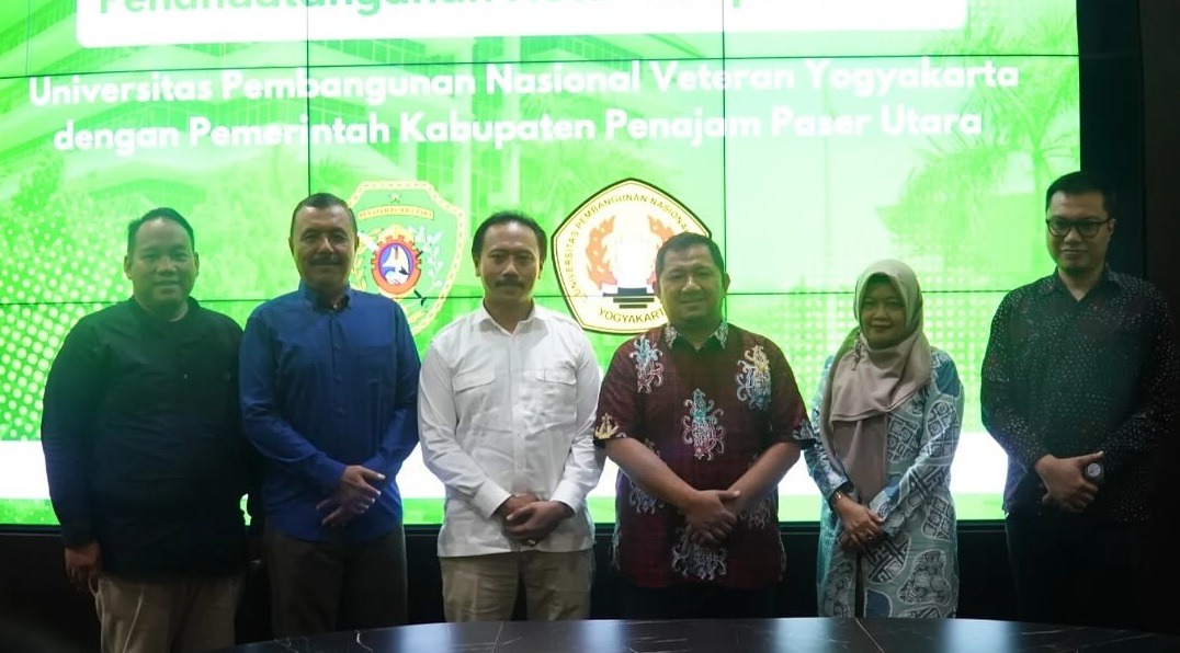SINERGI: Bupati PPU, Mudyat Noor (tiga kiri) dan Rektor UPN, Hendro Widjanarko (tiga kanan) usai meneken kerja sama peningkatan SDM dan PAD.