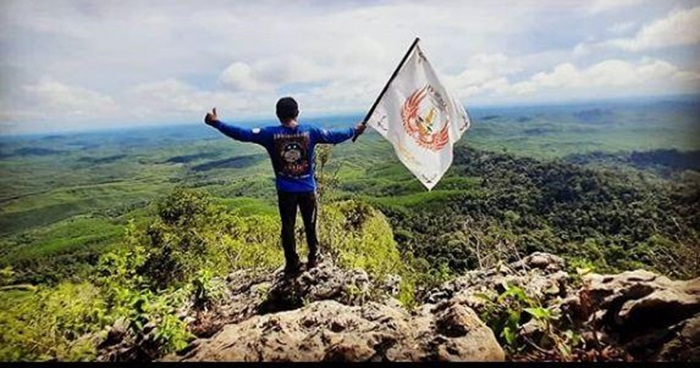 Puncak Gunung Parung di Kecamatan Sepaku, PPU jadi pilihan ASN dan non-ASN IKN sebagai tempat jelajahi keindahan alamnya. Tampak sebuah komunitas yang tahun lalu berhasil sampai ke puncak gunung.