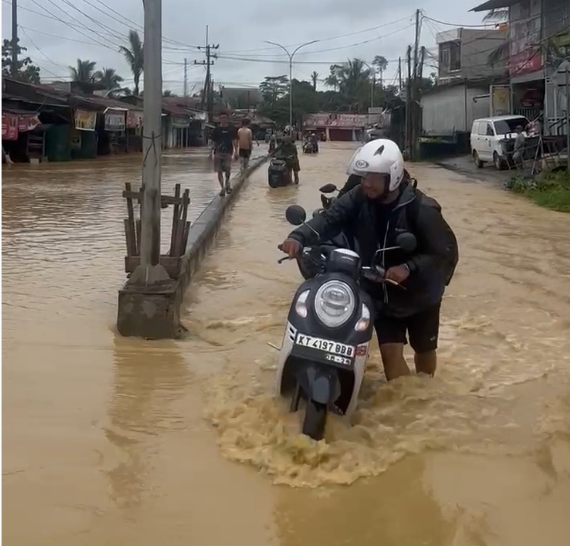 Hujan yang mengguyur Samarinda sejak pukul 05.00 Wita pada Senin 12 Mei 2025 mengakibatkan puluhan kawasan dilanda banjir. (Foto tangkapan layar)