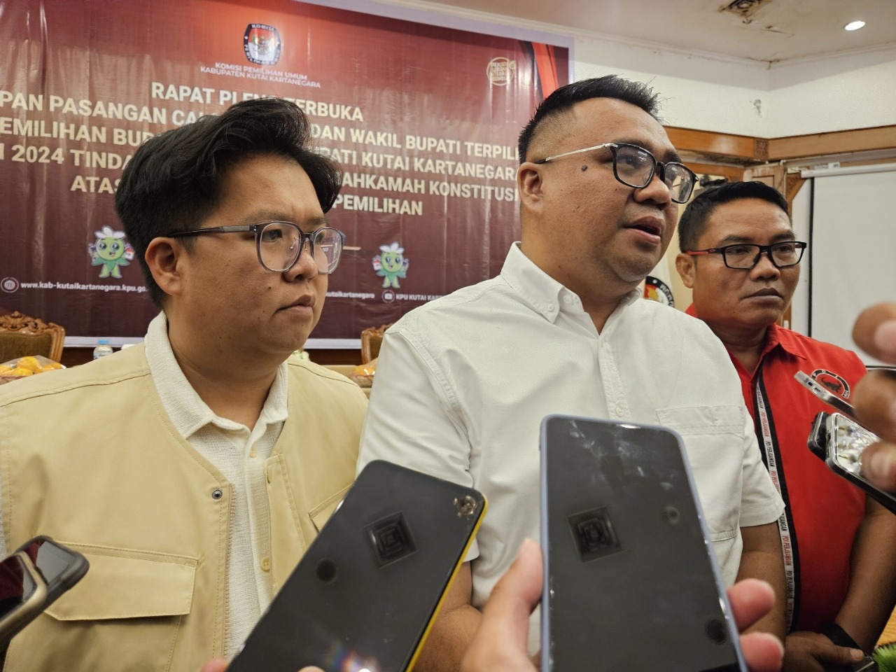 KERJA: Bupati Kukar terpilih, Aulia Rahman Basri (tengah) didampingi Wakil Bupati terpilih Rendi Solihin (kiri) memberikan keterangan pers usai rapat pleno penetapan pasangan calon di Tenggarong.