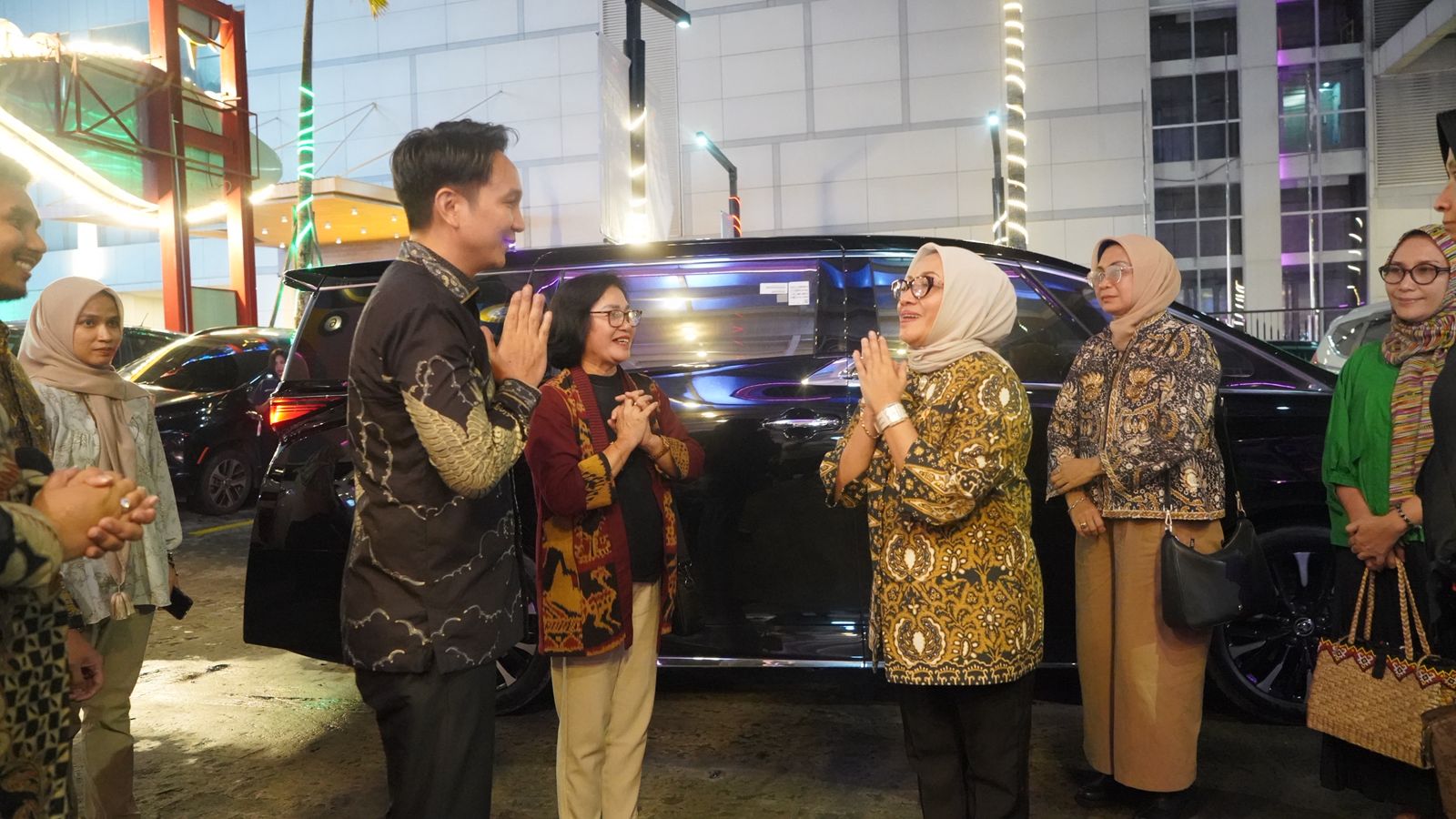 Ketua BPC Hipmi Balikpapan menyambut Menteri PPPA Arifah Fauzi.