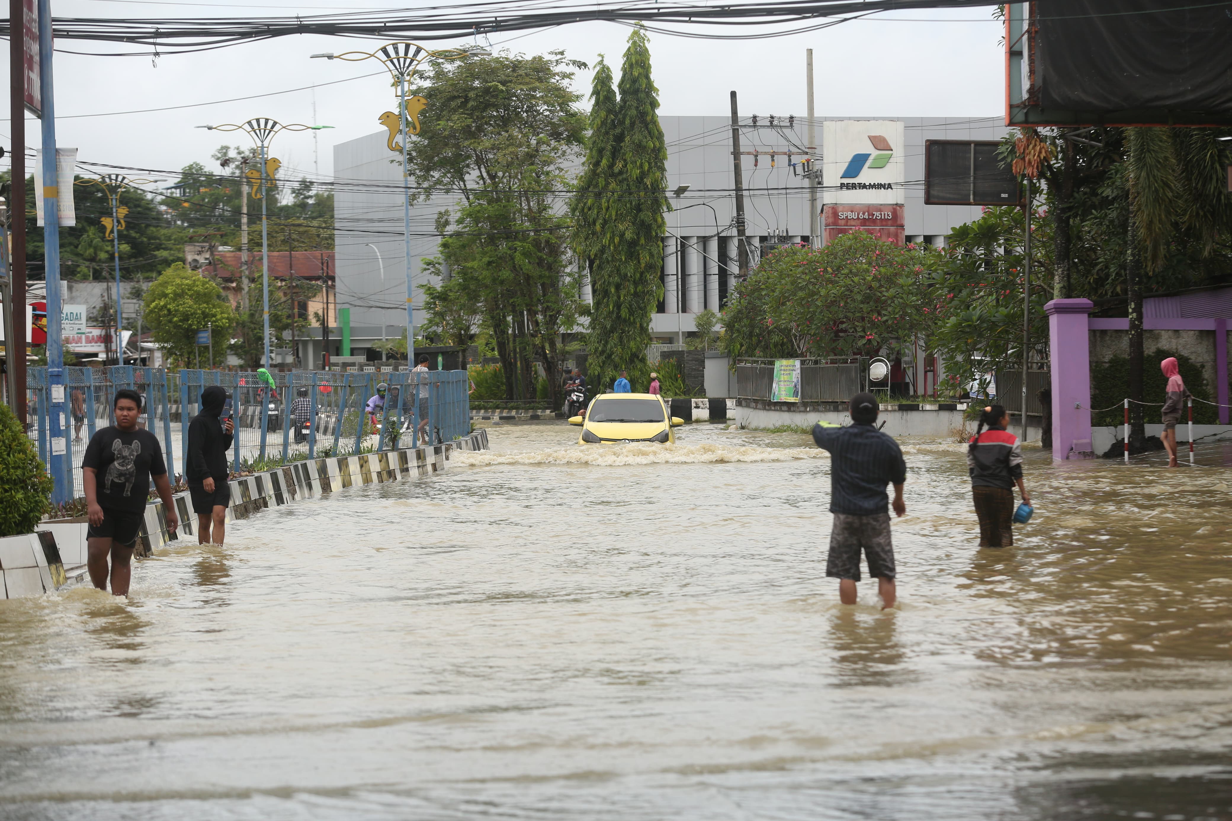 EVALUASI: Banjir ini mengganggu aktivitas warga dan sekaligus mengungkap persoalan klasik di kota ini.   (FOTO: RAMA SIHOTANG/KP)