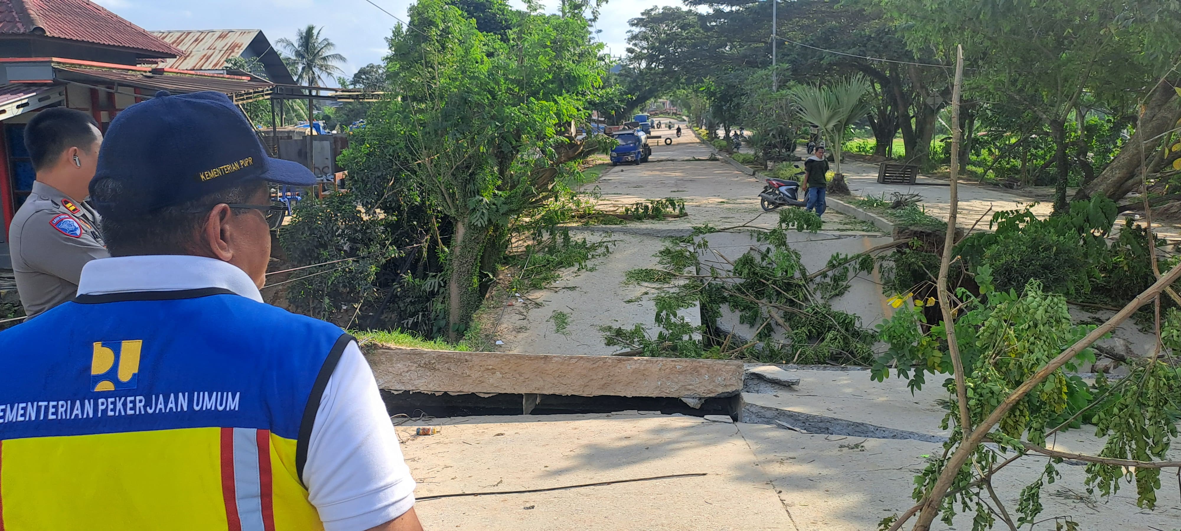 PATAH: Jalan putus di kawasan HAM Rifaddin, RT 13, Kelurahan Tani Aman, Kecamatan Loa Janan Ilir, tak bisa dilintasi kendaraan. (Kaltim Post)