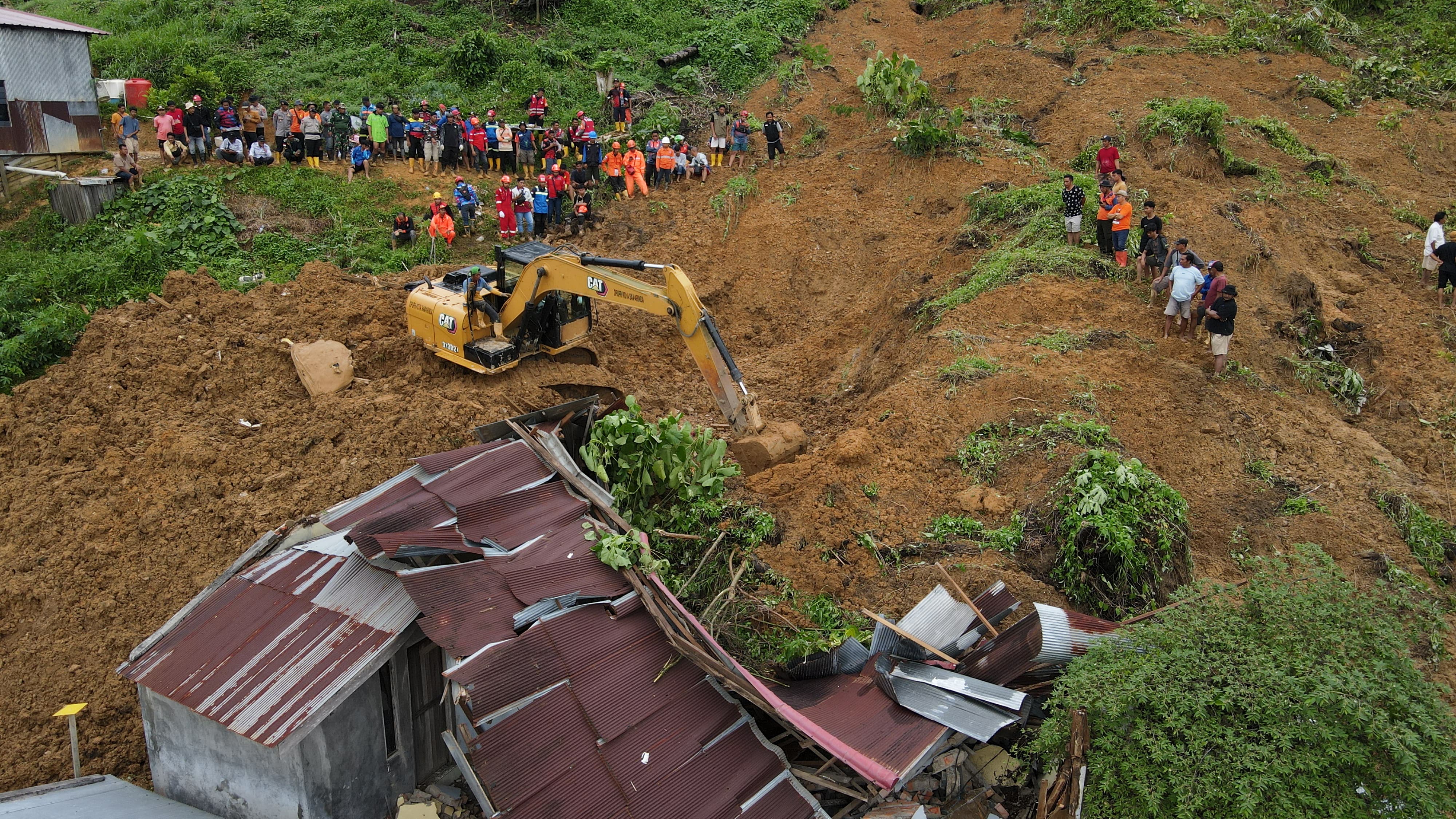 Operasi pencarian korban tanah longsor di Jalan Belimau, Kelurahan Lempake, Kecamatan Samarinda Utara, Selasa (13/5). (RAMA SIHOTANG/KP)