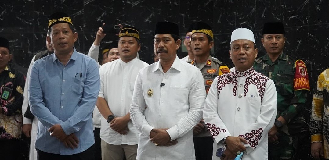 RESMI: Wakil Bupati PPU Abdul Waris Muin (tengah, depan), Deputi Bidang Sosial, Budaya dan Pemberdayaan Masyarakat, OIKN, Alimuddin (kiri) dan penceramah kondang, Ustaz Das&rsquo;at Latief (kanan).