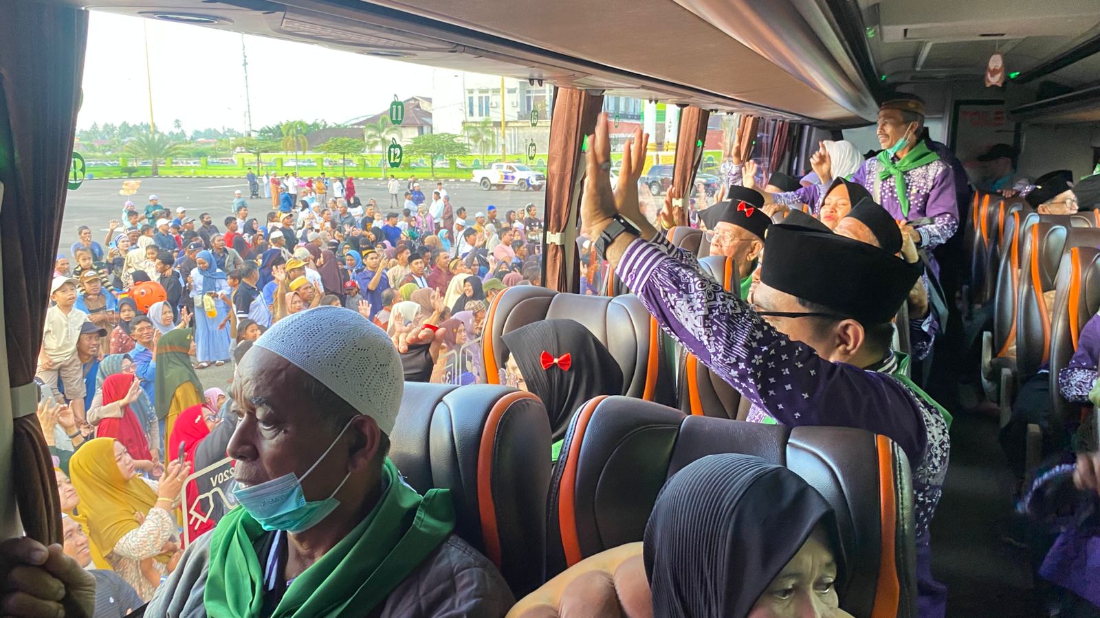 SEMANGAT: Calon jamaah haji dari Paser memulai perjalanan dari halaman Masjid Agung Nurul Falah Tanah Grogot, Selasa (13/5/2025) subuh.