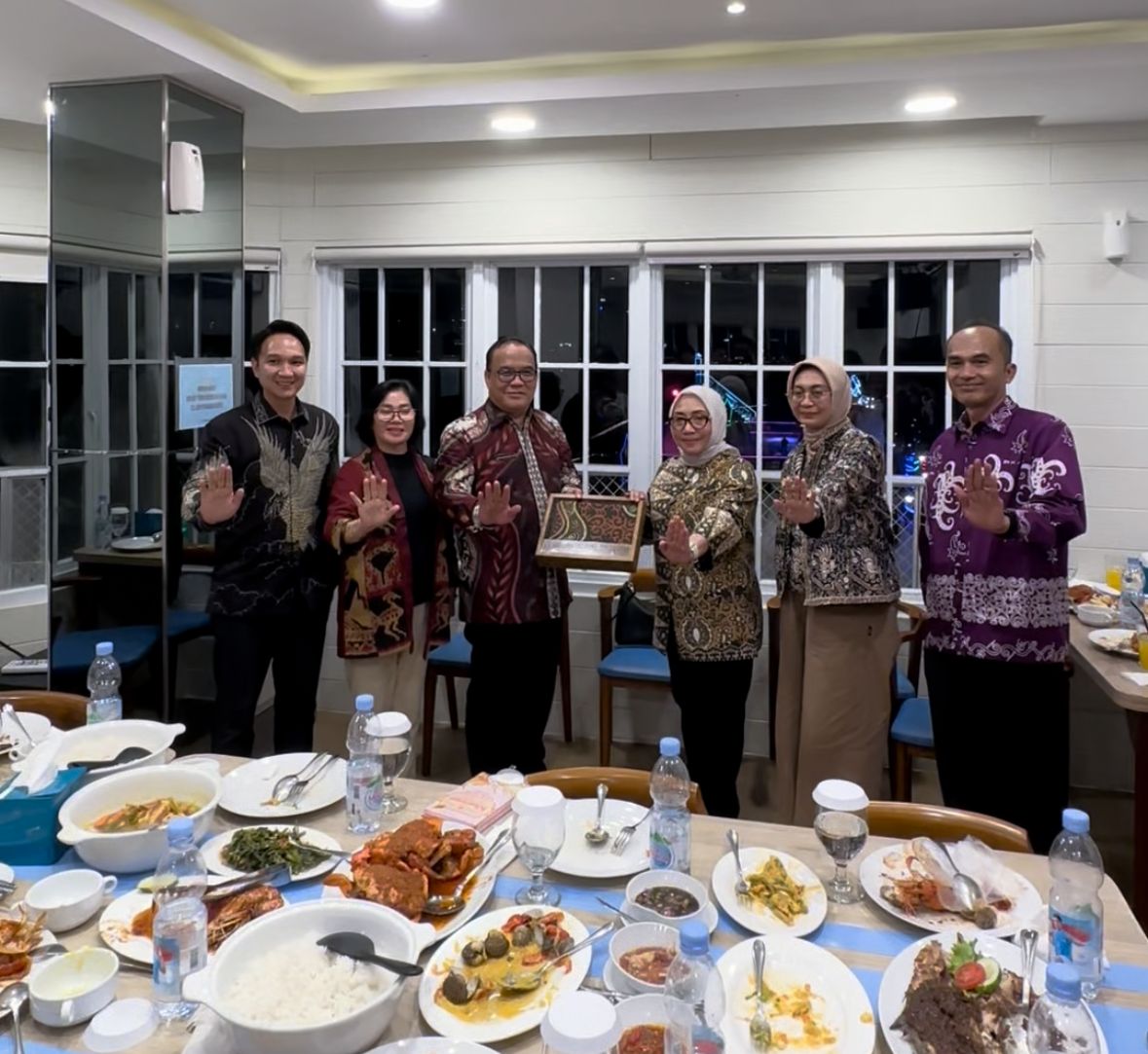 Menteri PPPA Arifah Fauzi menerima kenang-kenangan dari Pemerintah Kota Balikpapan