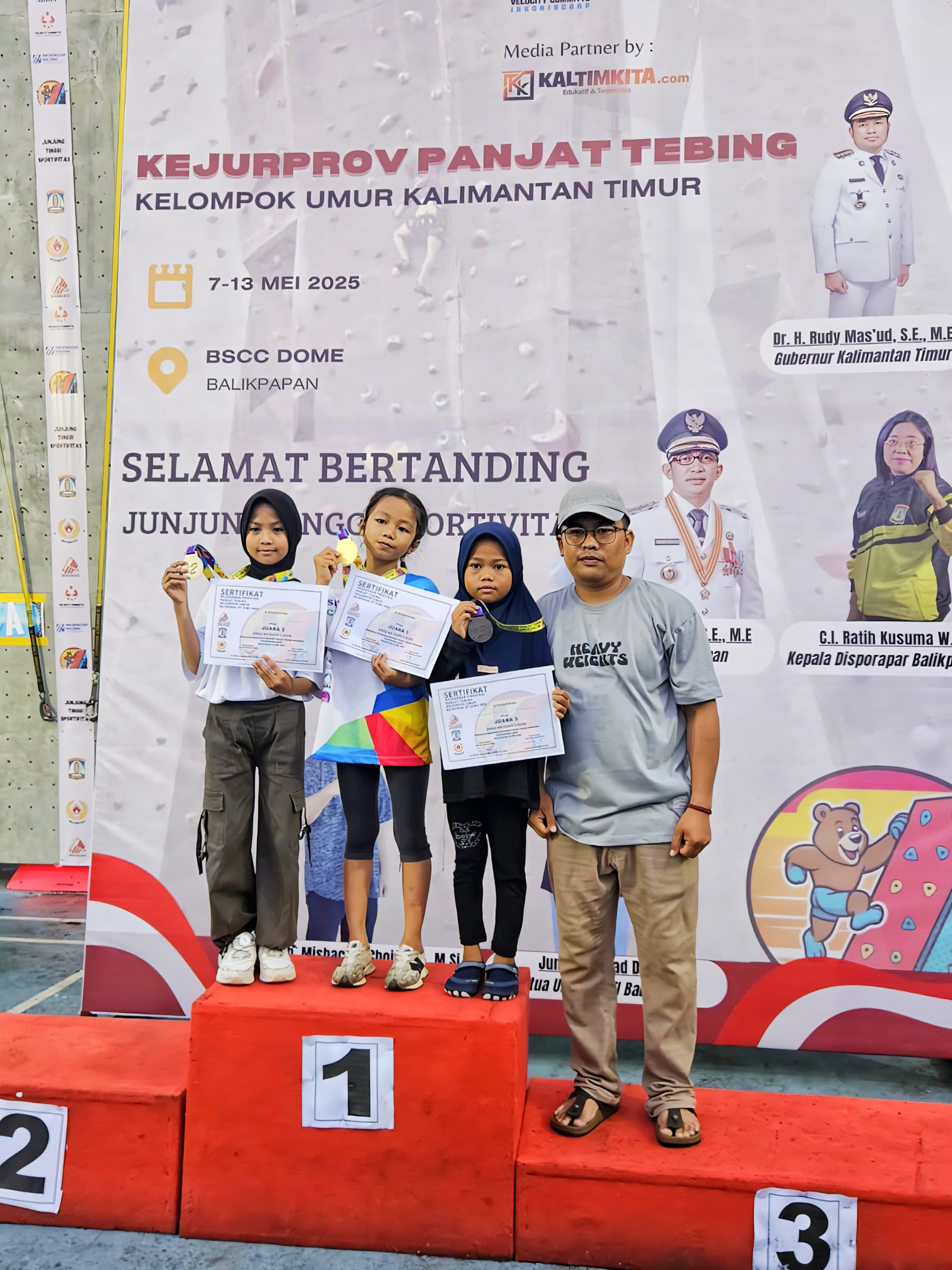 MEMBANGGAKAN: Atlet panjat tebing Paser meraih prestasi di ajang Kejurprov Kaltim 2025 di Balikpapan.