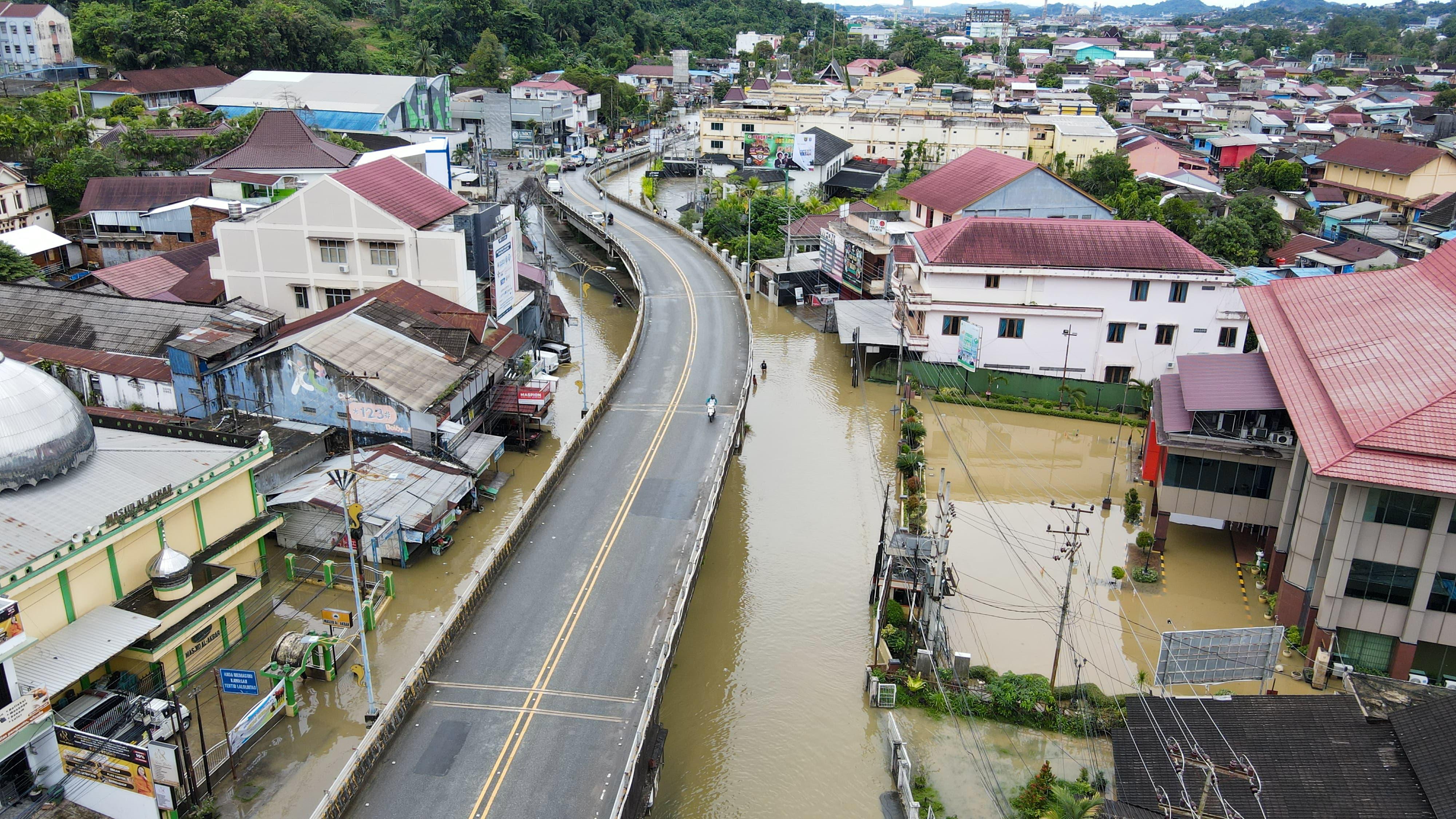 Banjir yang merendam kawasan Jalan Juanda Samarinda pada Senin, 12 Mei 2025. (RAMA SIHOTANG/KALTIM POST)
