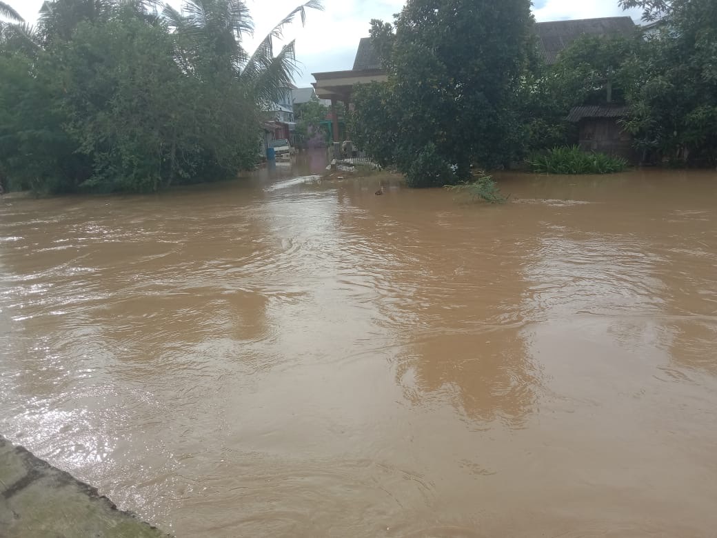 DIKEPUNG AIR SUNGAI: Hunian warga di Kelurahan Api-Api menjadi sasaran luberan air sungai saat intensitas hujan yang tinggi pada Senin (12/5/2025) dini hari.