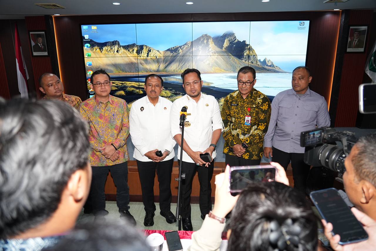 BERI ARAHAN: Rudy Mas&rsquo;ud bersama Mayjen Heri Wiranto memberi penjelasan kepada para wartawan terkait ormas yang terafiliasi premanisme. (FOTO SENO/ADPIMPROV KALTIM)