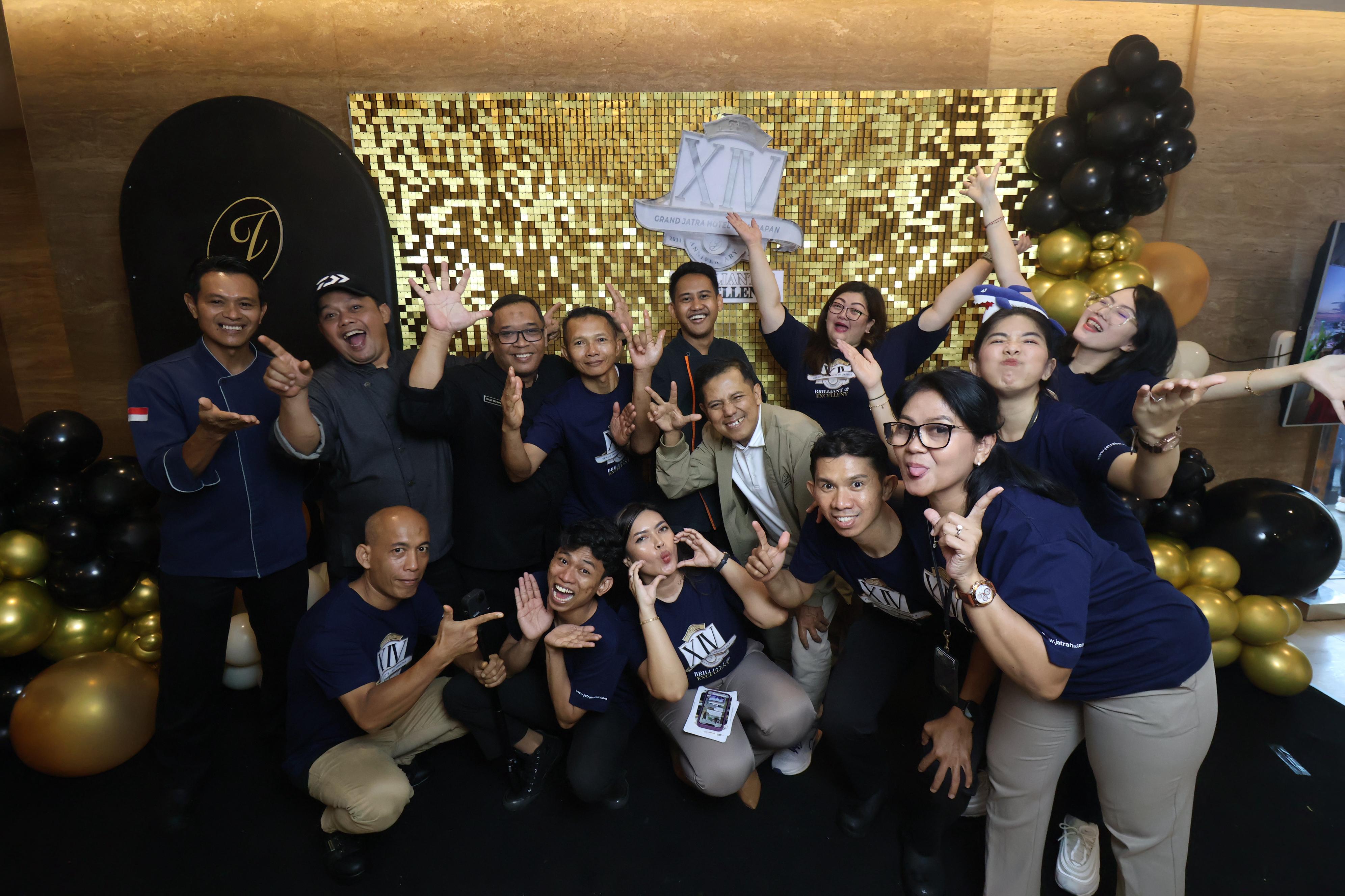 INDUSTRI: Manajemen Grand Jatra Hotel Balikpapan yang merayakan ulang tahun hotel. (FOTO ANGGI PRADITHA/KP)