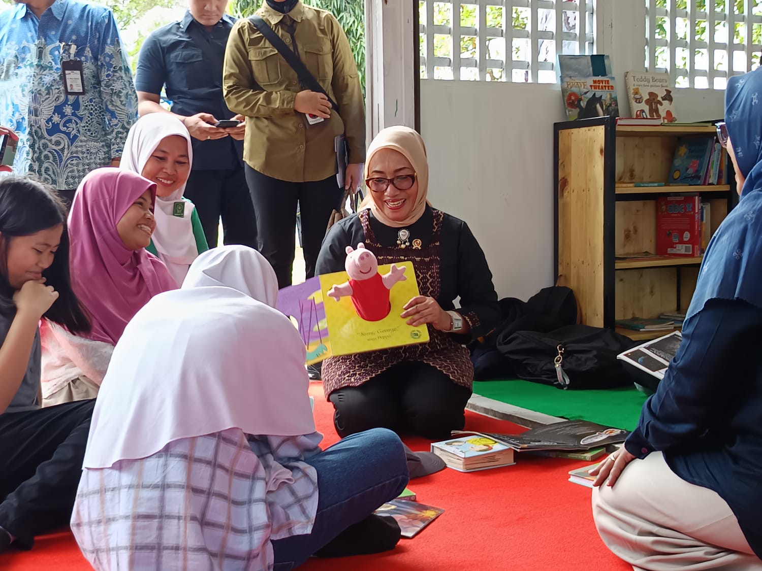 KASUS TINGGI: Arifatul Fauzi saat melakukan peninjauan di Ruang Bermain Ramah Anak di Kutim, Selasa (13/5). (FOTO JUFRIADI/KP)
