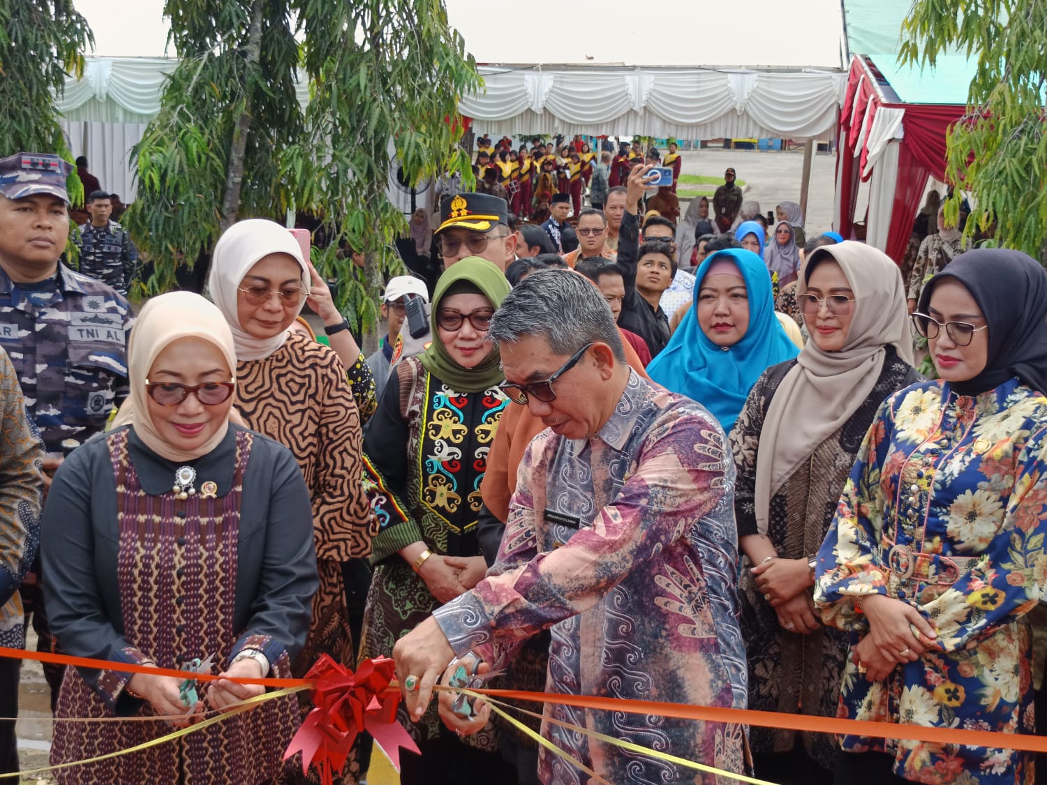 BENTUK DUKUNGAN: Arifah Fauzi bersama Ardiansyah Sulaiman meresmikan Ruang Bermain Ramah Anak di kawasan Townhall PT KPC. (JUFRIADI/KP)