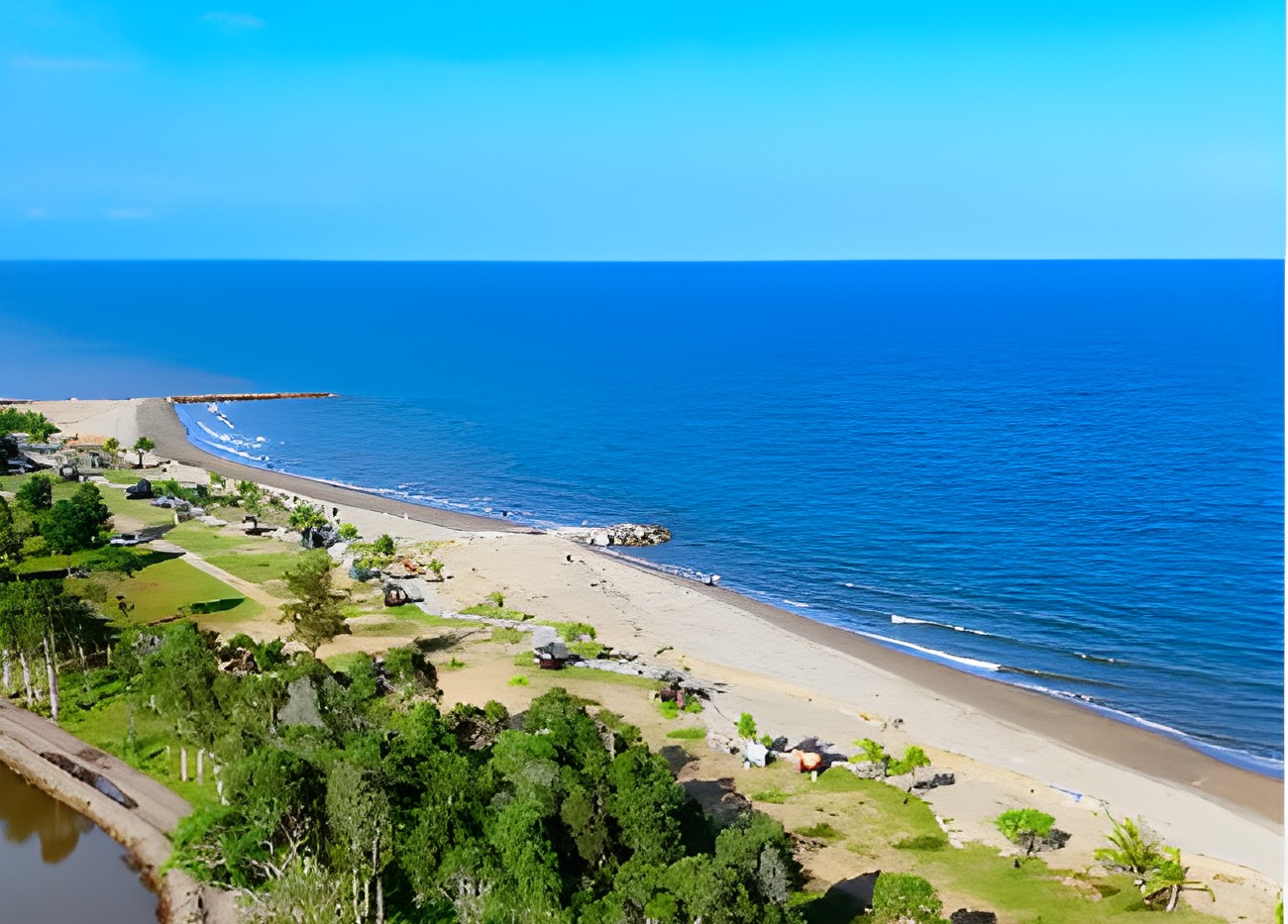 Bentangan pantai dengan pepohonan di Borneo Beach Jorong.