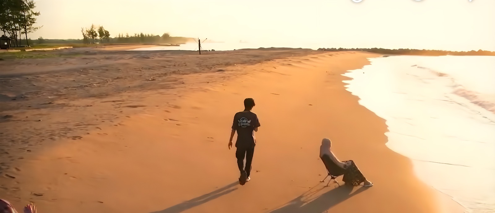 Golden hour saat sunrise di Borneo Beach Jorong.