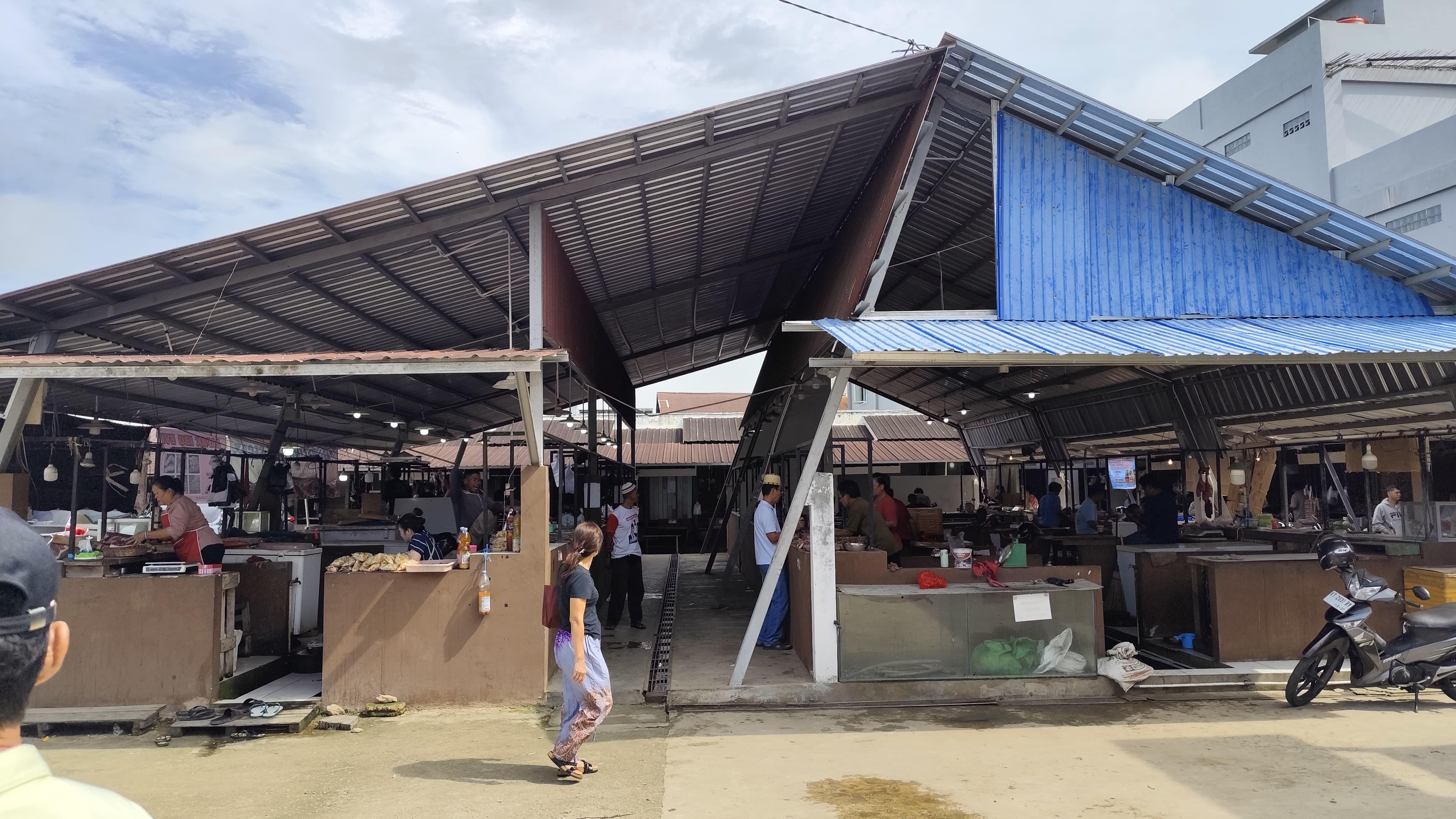 DENNY SAPUTRA/KP KLASTERISASI: Area penjualan daging non halal yang dipisahkan dari lapak bahan komoditas lainnya menjadikan Pasar Beluluq Lingau bisa dikunjungi siapa saja.