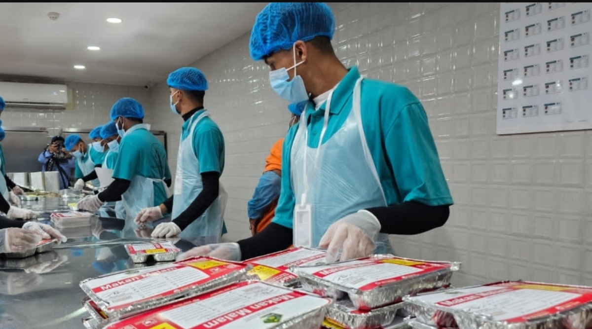 Proses pengemasan makanan siap saji untuk jemaah haji Indonesia di dapur Raghaeb, daerah Shauqiah, Makkah. (Foto Kementerian Agama)